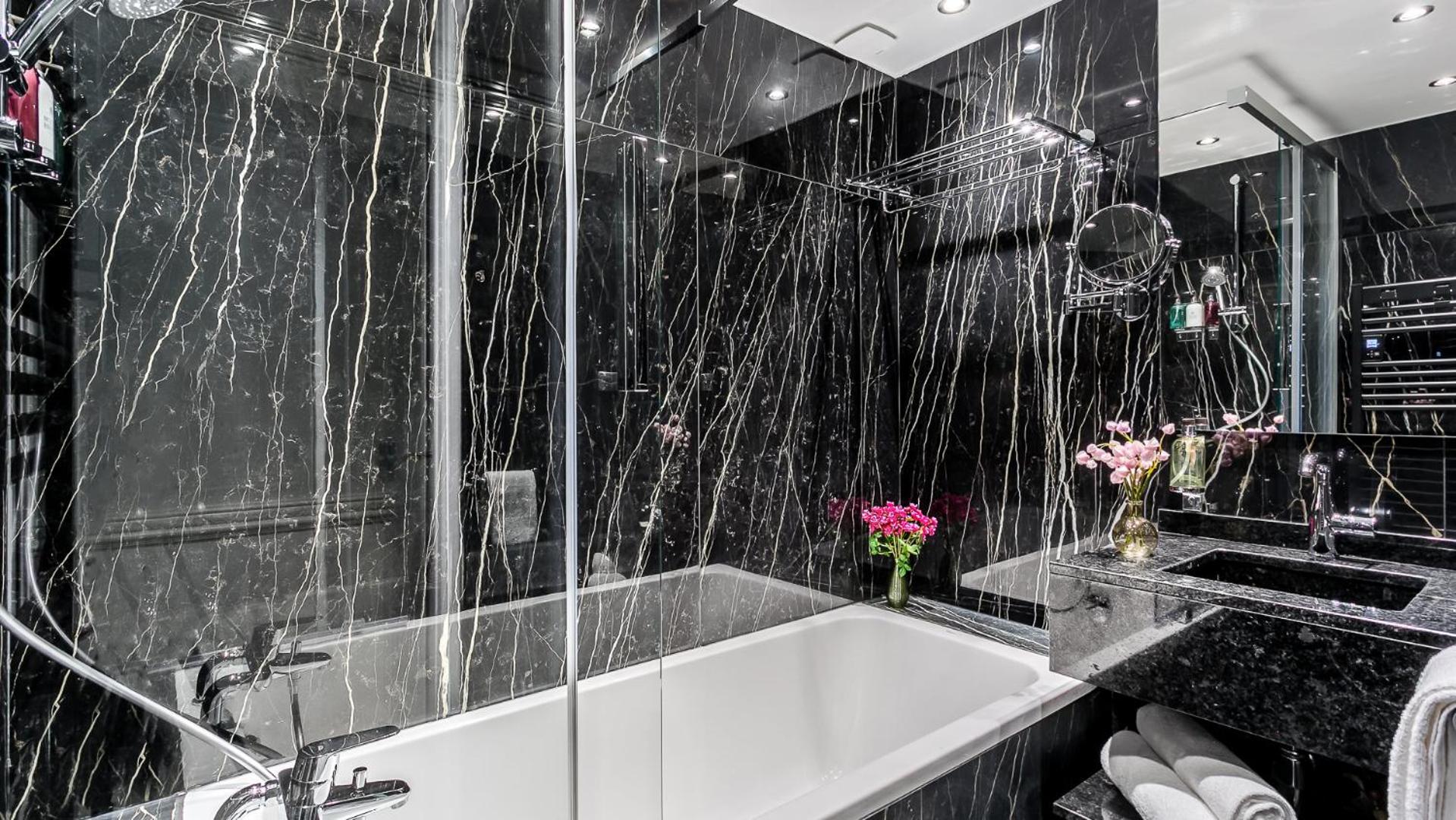 Luxury 3 Bedroom 2 Bathroom Palace Apartment - AC - Louvre