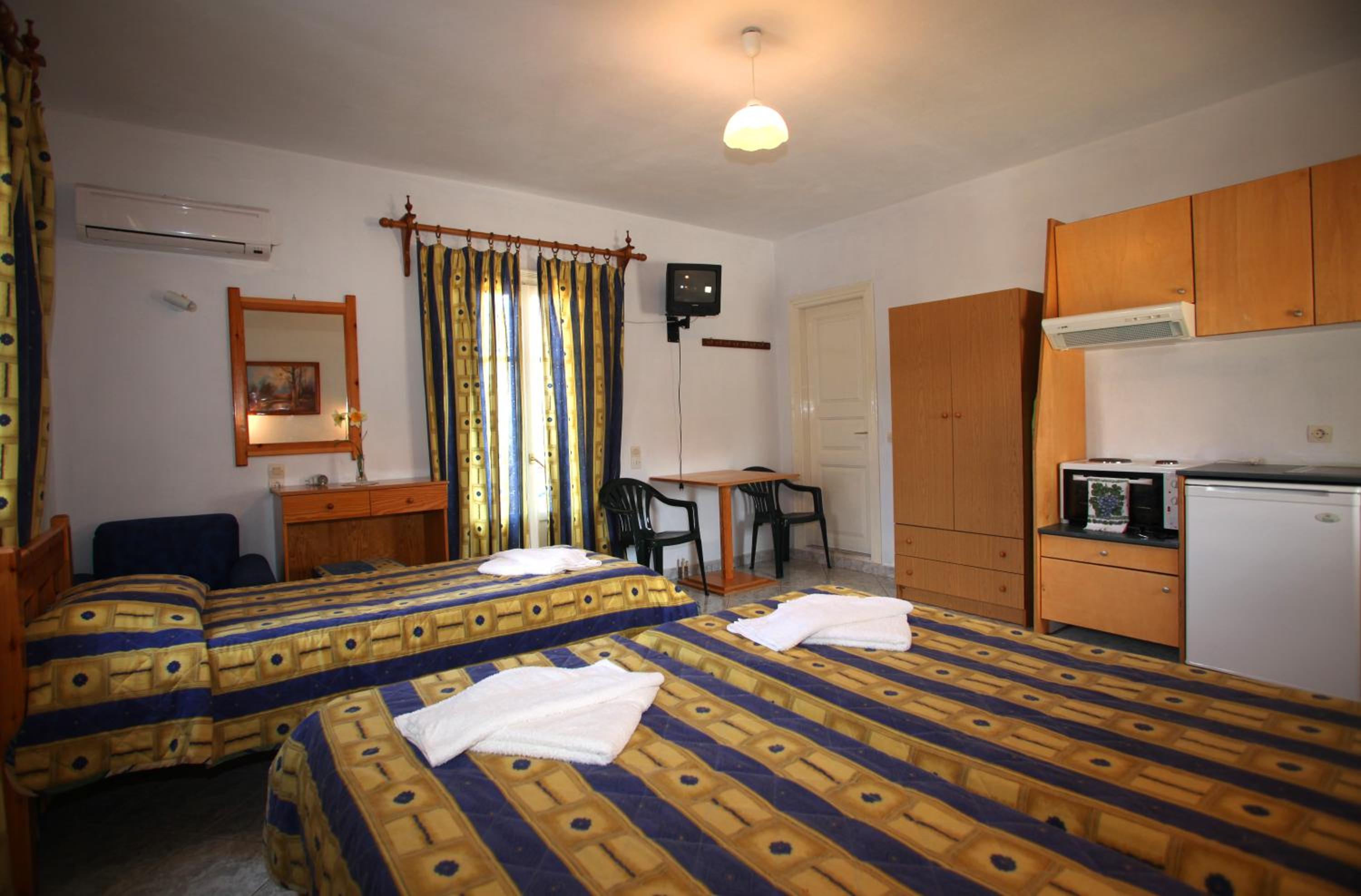 Alexandros Rooms & Studios