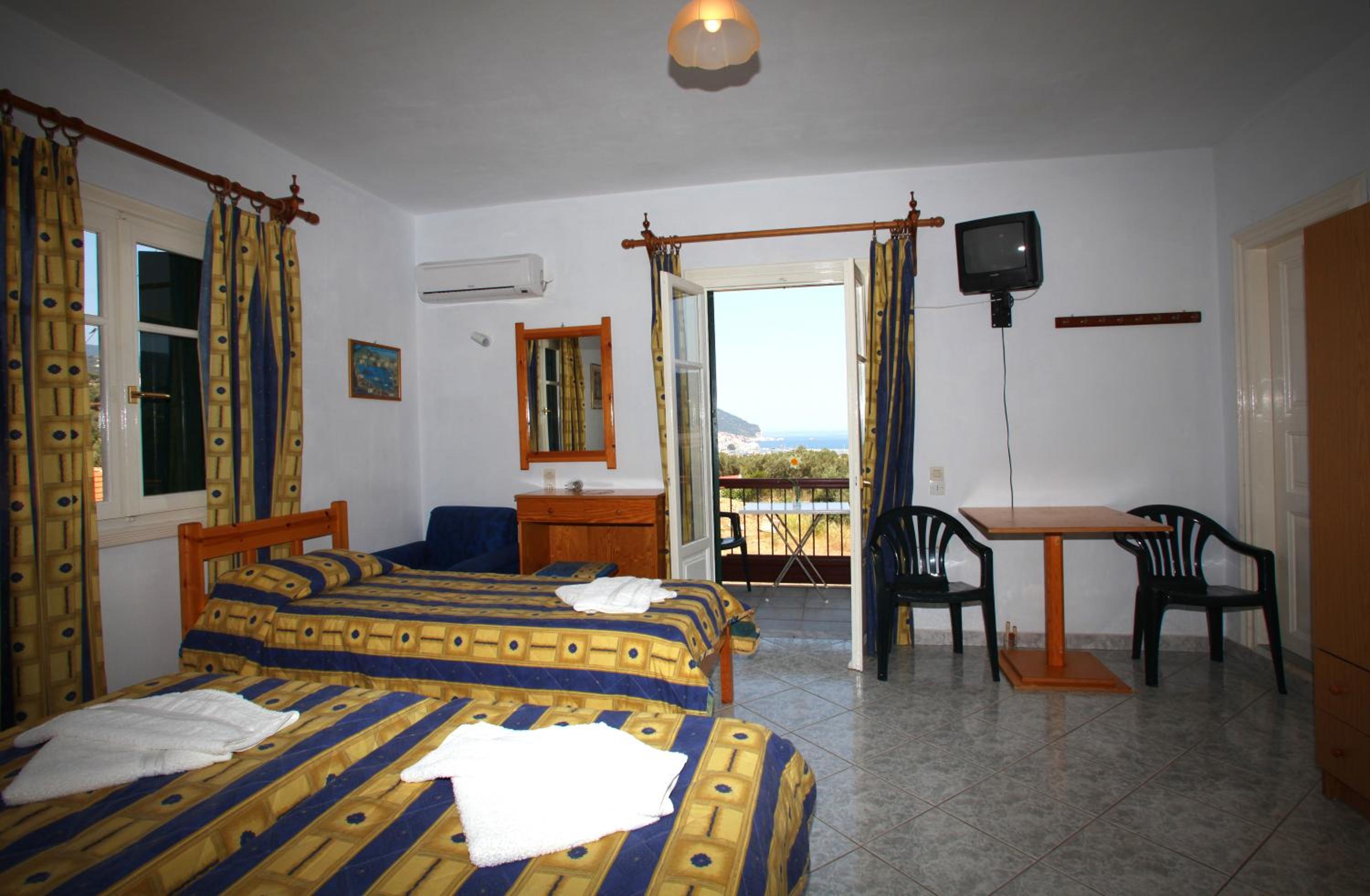 Alexandros Rooms & Studios