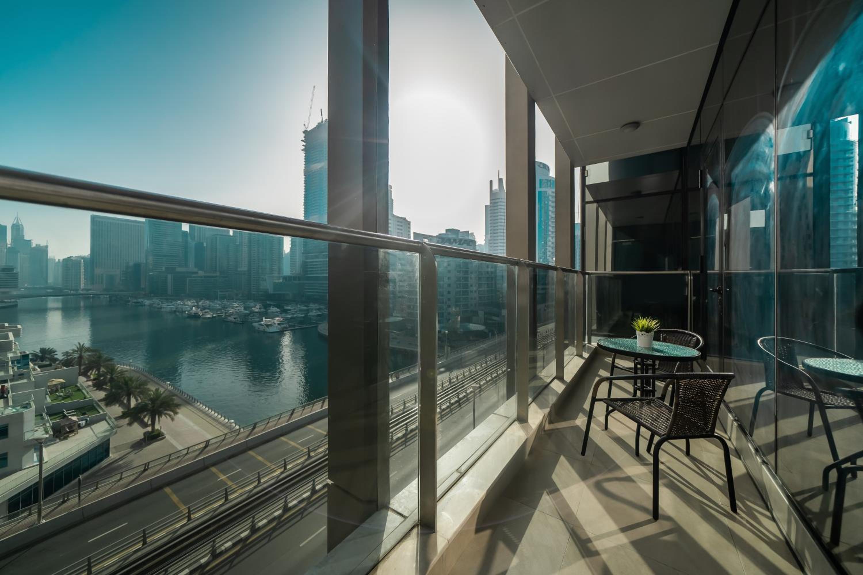 HiGuests - Spacious Apt for 5 With Spectacular Marina Views