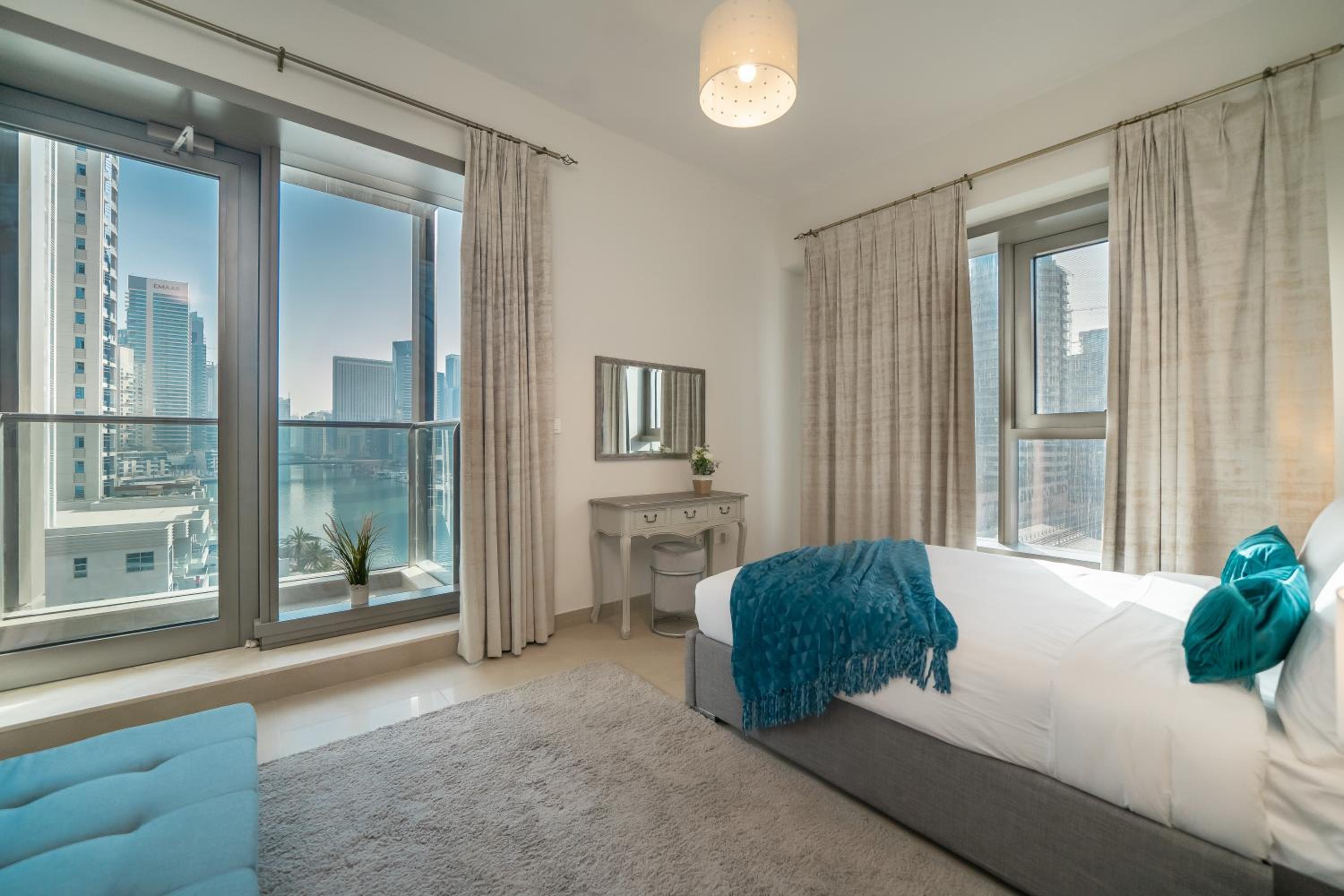 HiGuests - Spacious Apt for 5 With Spectacular Marina Views