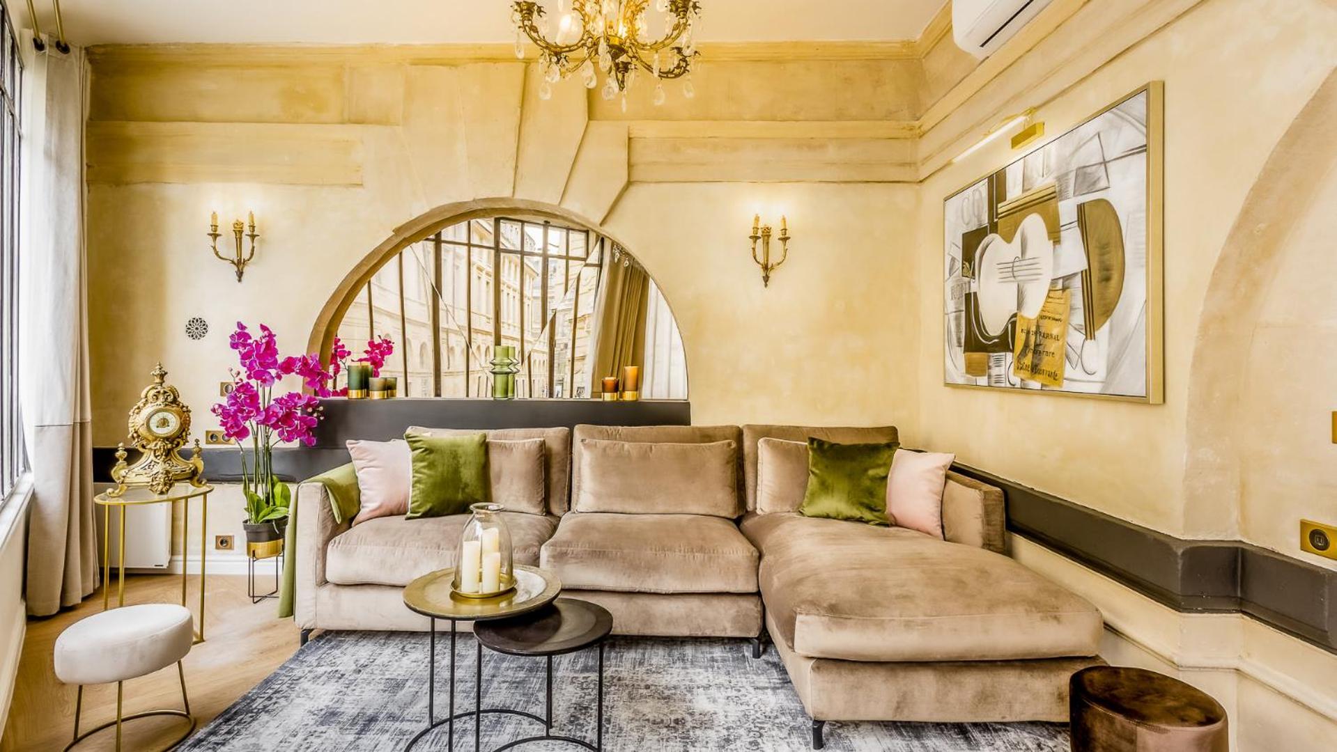 Luxury 6 Bedroom 5 bathroom Palace Apartment - Louvre View
