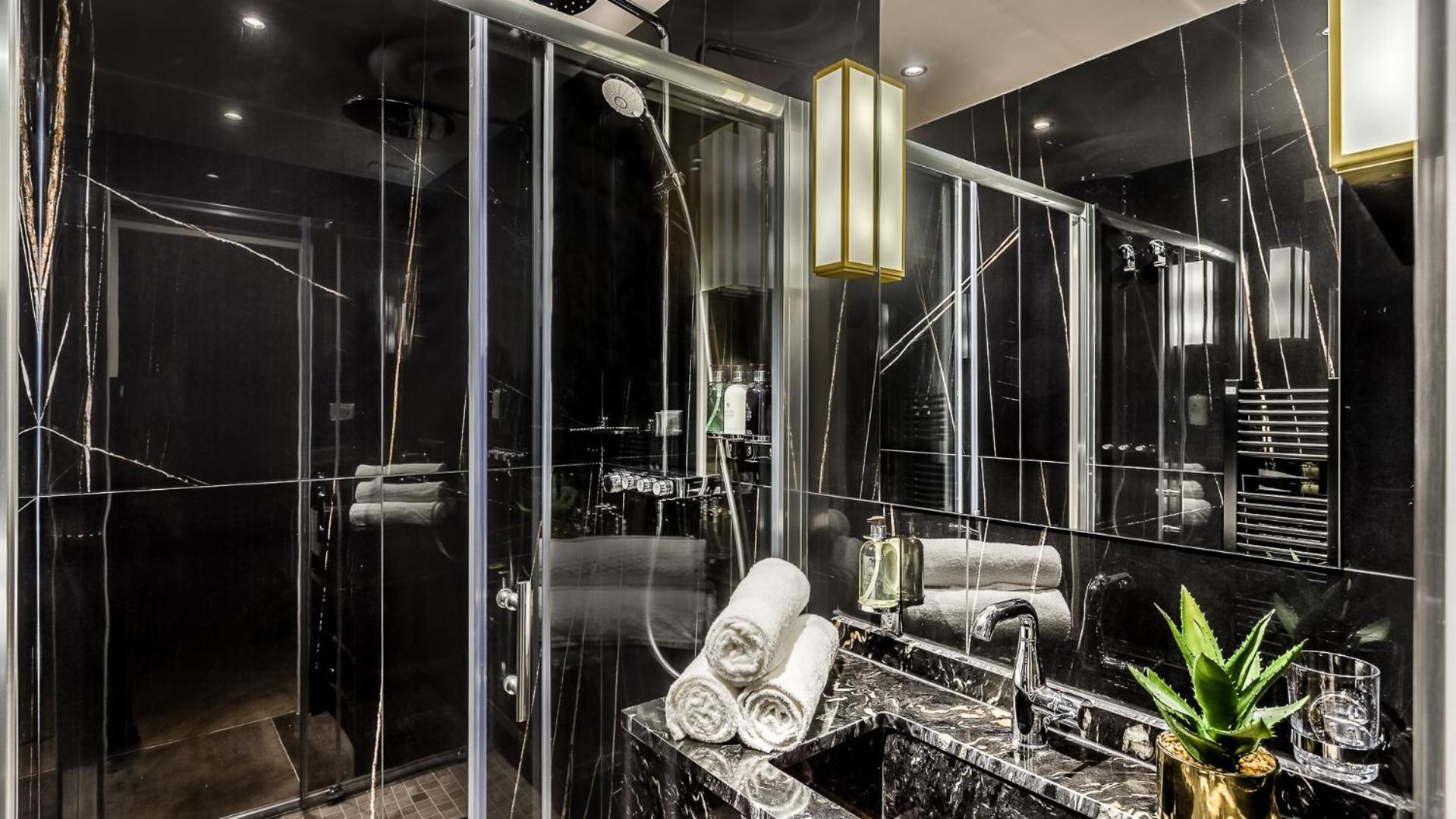 Luxury 6 Bedroom 5 bathroom Palace Apartment - Louvre View