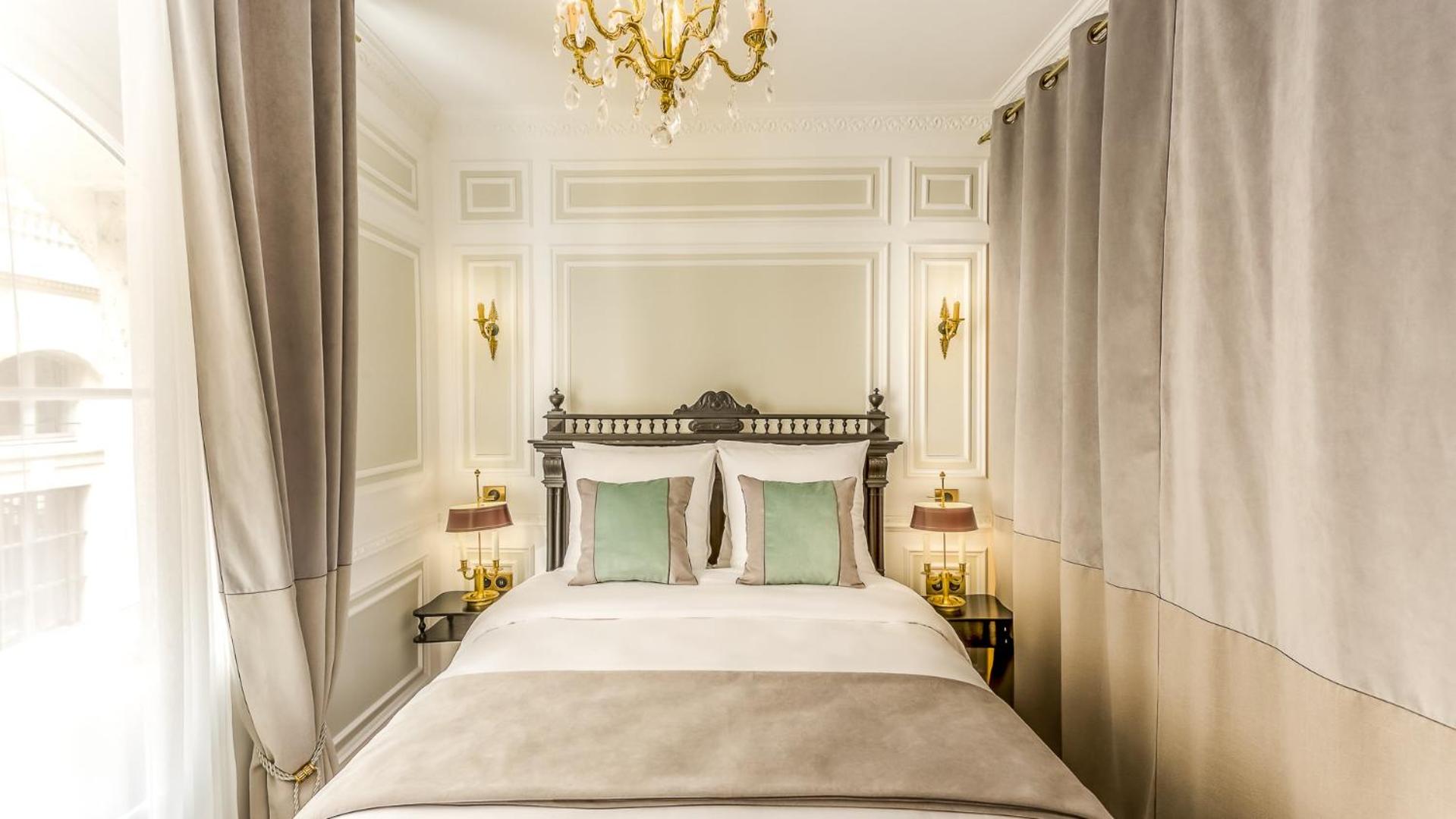 Luxury 6 Bedroom 5 bathroom Palace Apartment - Louvre View