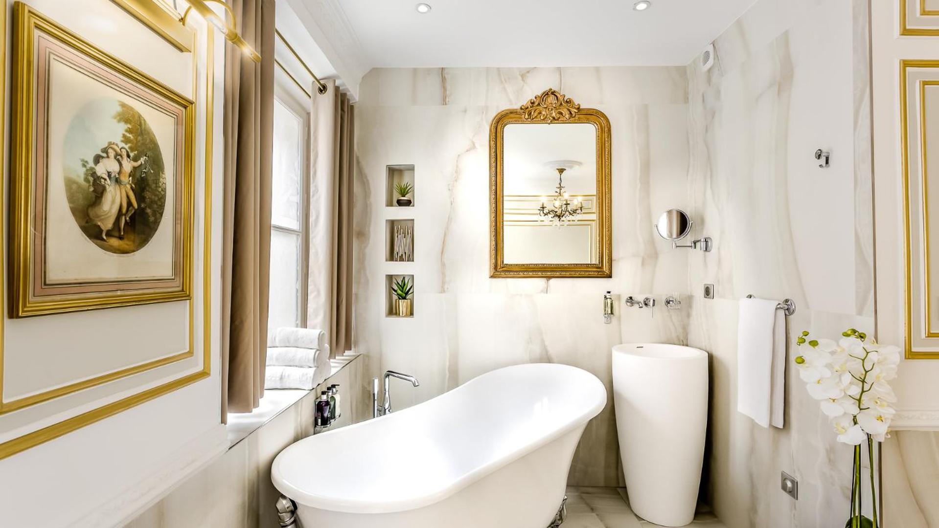 Luxury 6 Bedroom 5 bathroom Palace Apartment - Louvre View