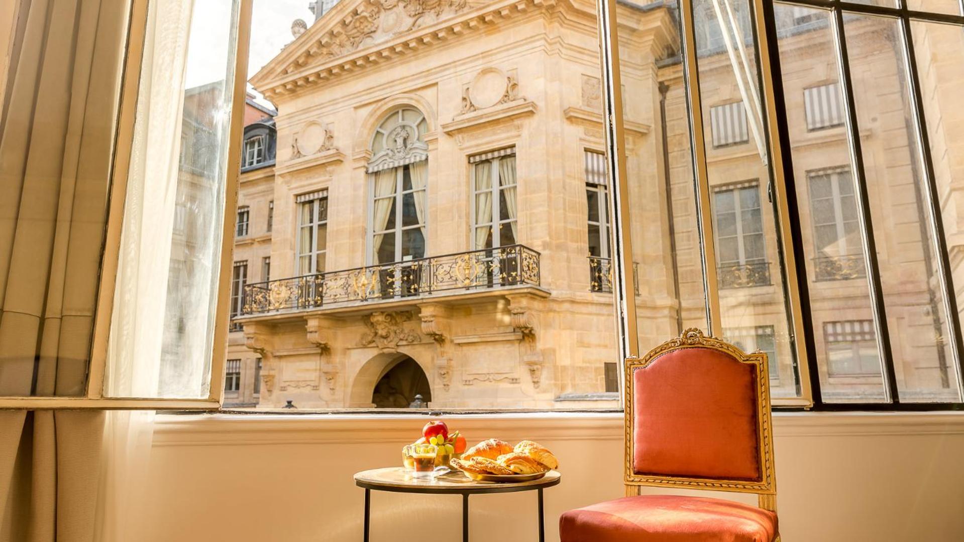 Luxury 6 Bedroom 5 bathroom Palace Apartment - Louvre View