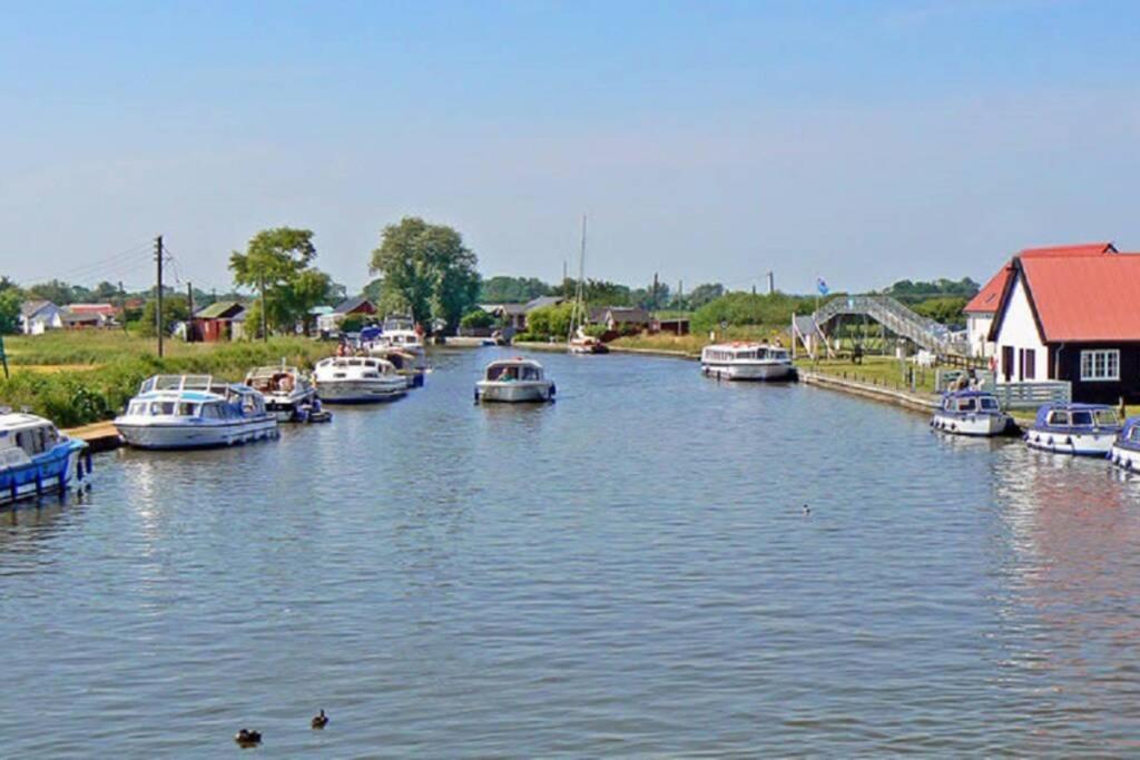 Exceptional Chalet near to Beach, Broads & Gt Yarmouth view 5
