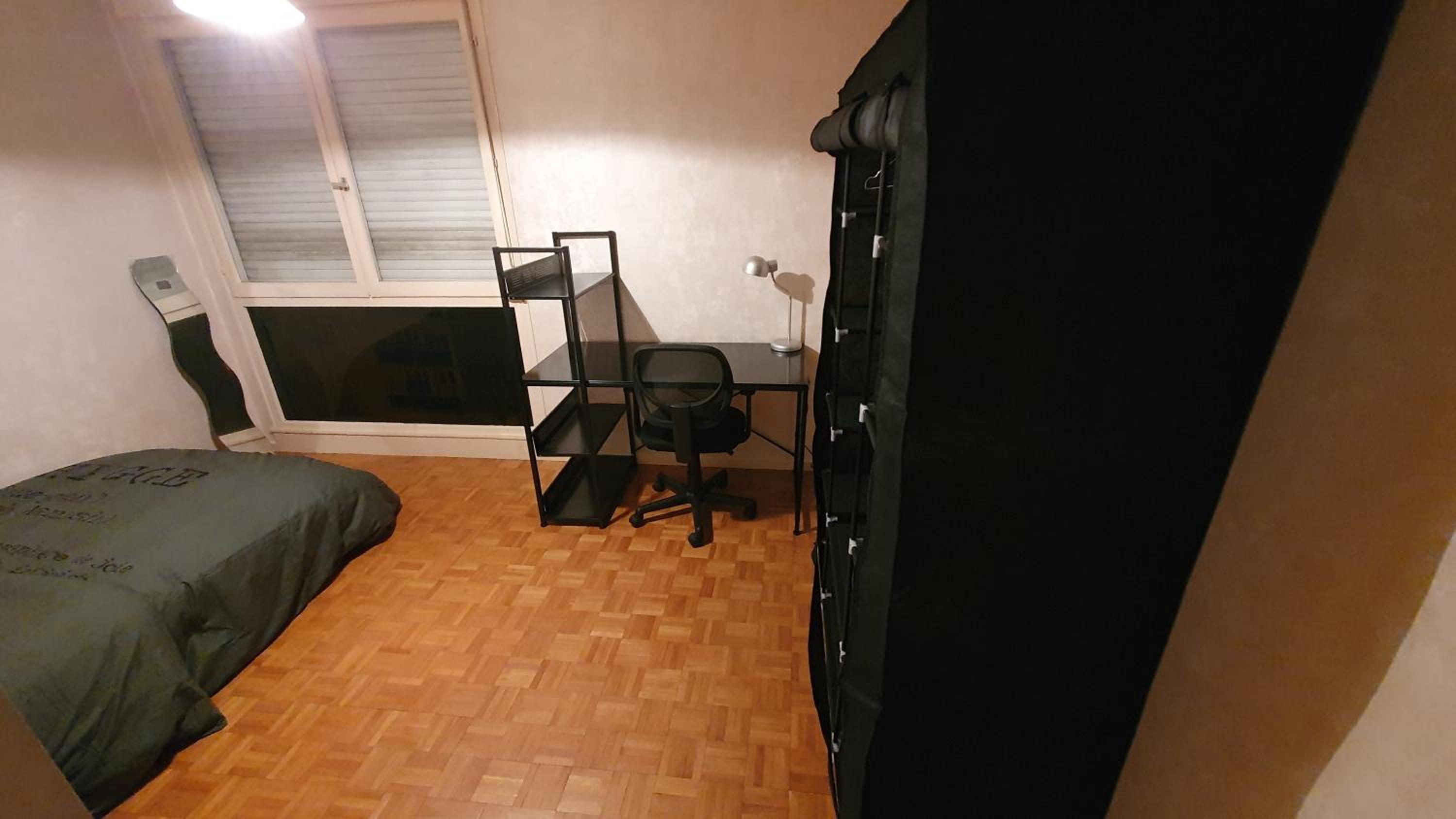Dans grand appart de 113m2 proche Paris view 5