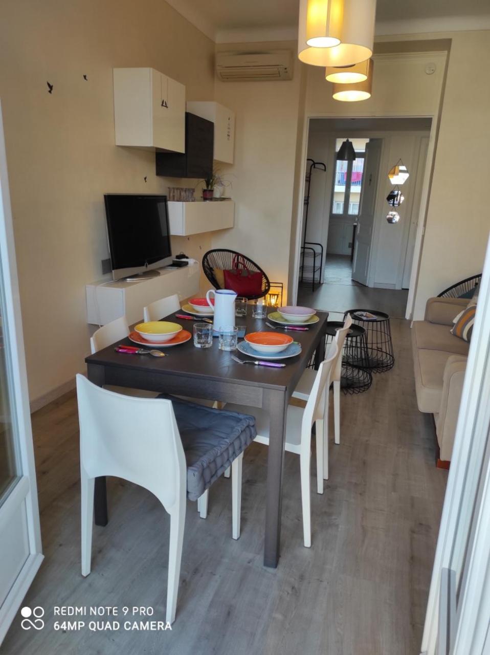 Pretty and quiet top floor 2 bedroom flat in the port area of Nice photo 4