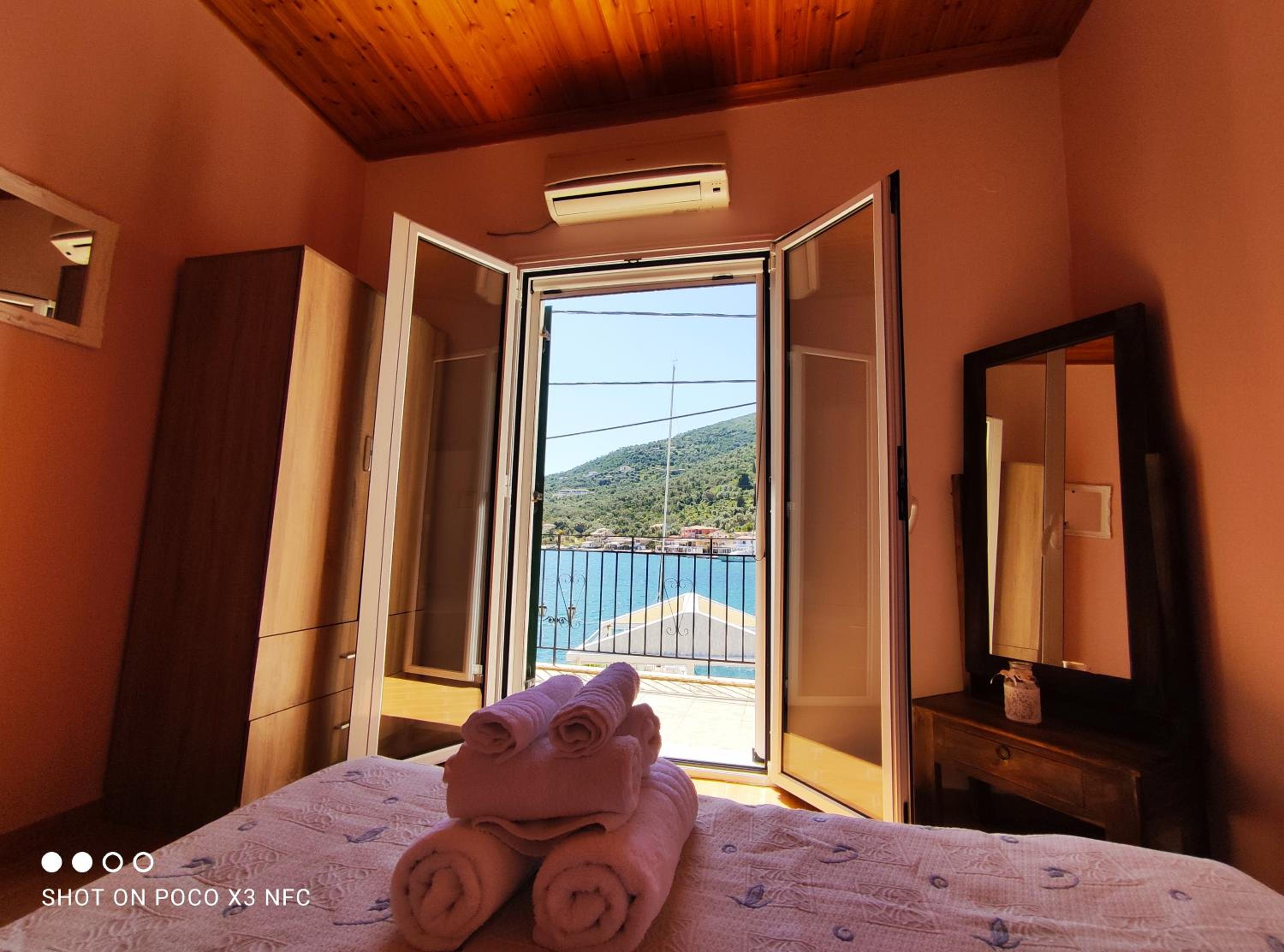 Fabulous apt. w/breakfast near the sea! photo 5