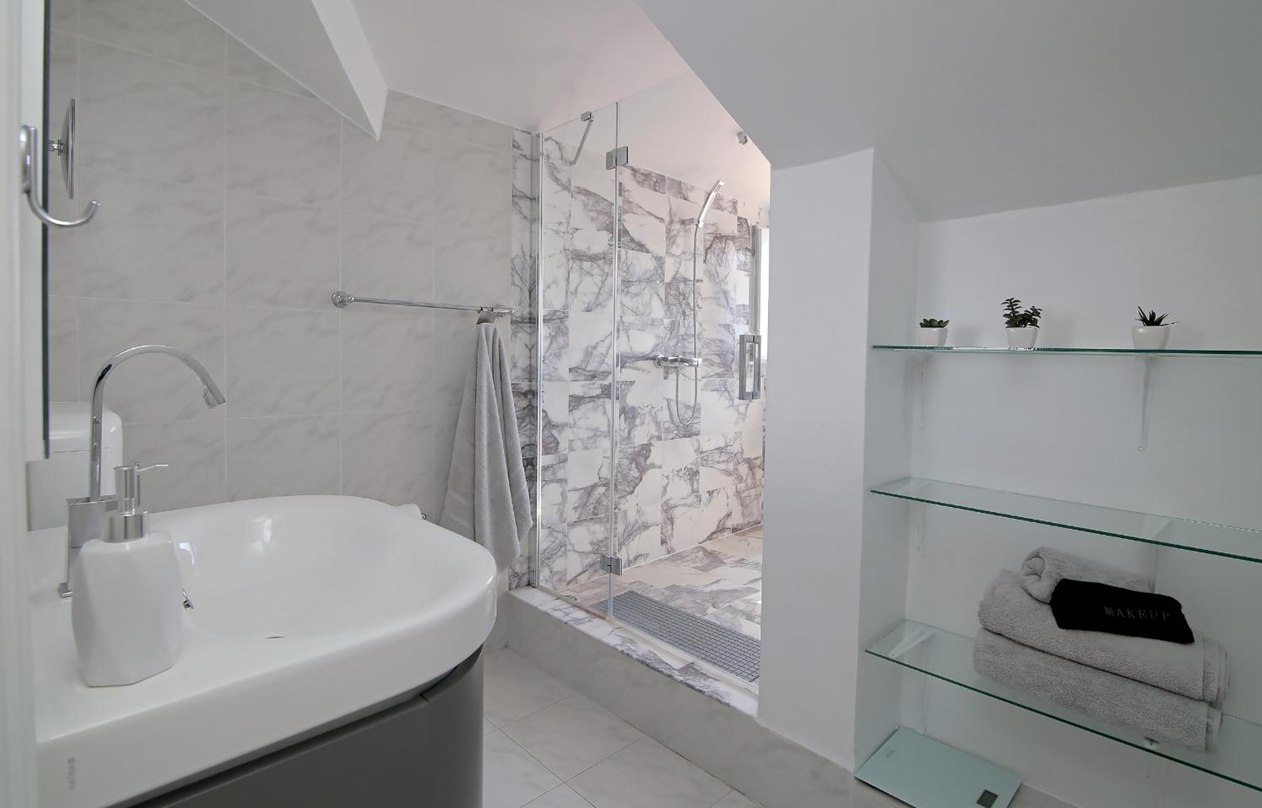 Spacious 2 BR Apt LuxeView- OldTownView, 10min to town