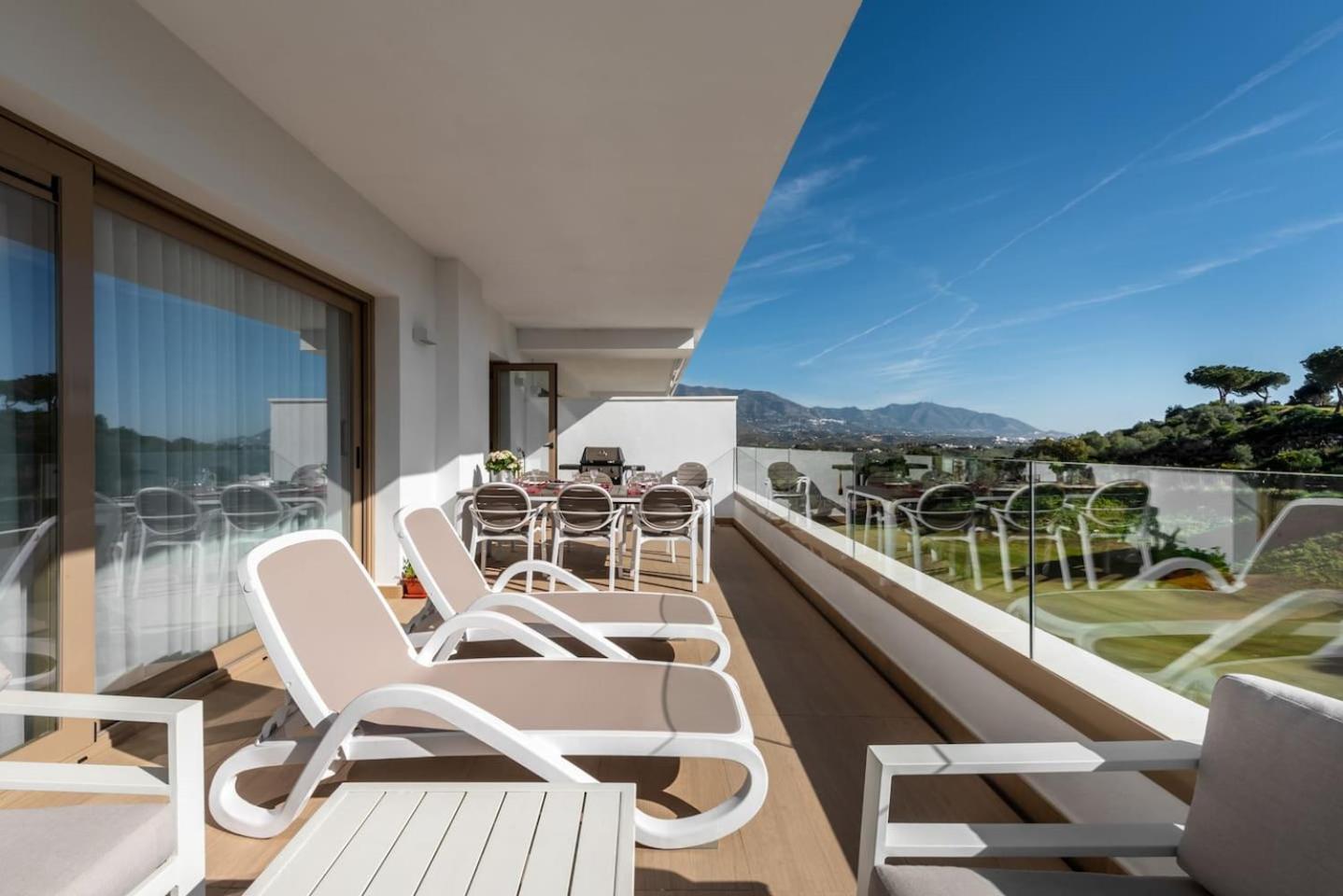 3BR Luxury Frontline Golf Elegant Corner apartment photo 2