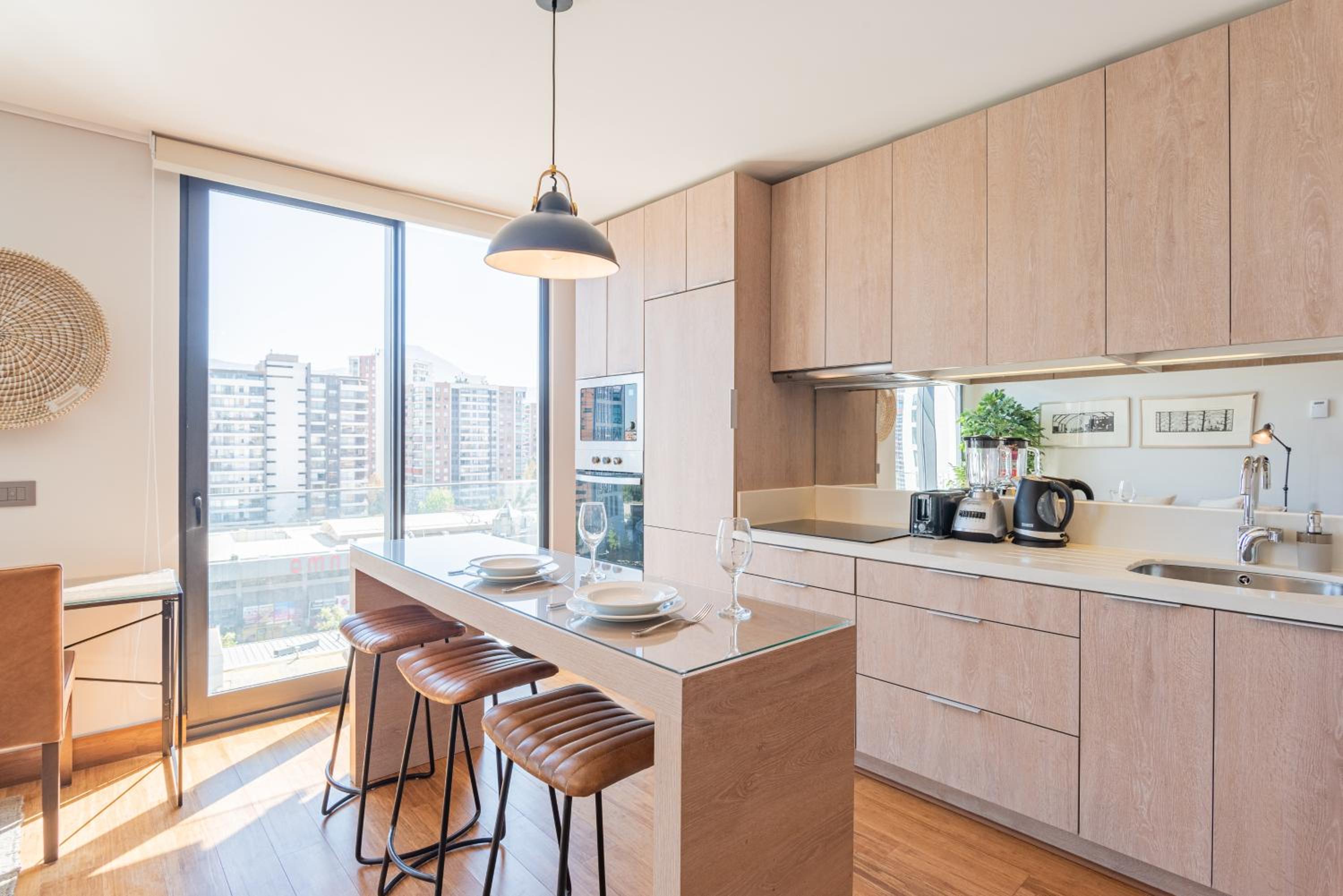 Uptown Luxe - Studio, Parking, Wifi, Pool & Metro
