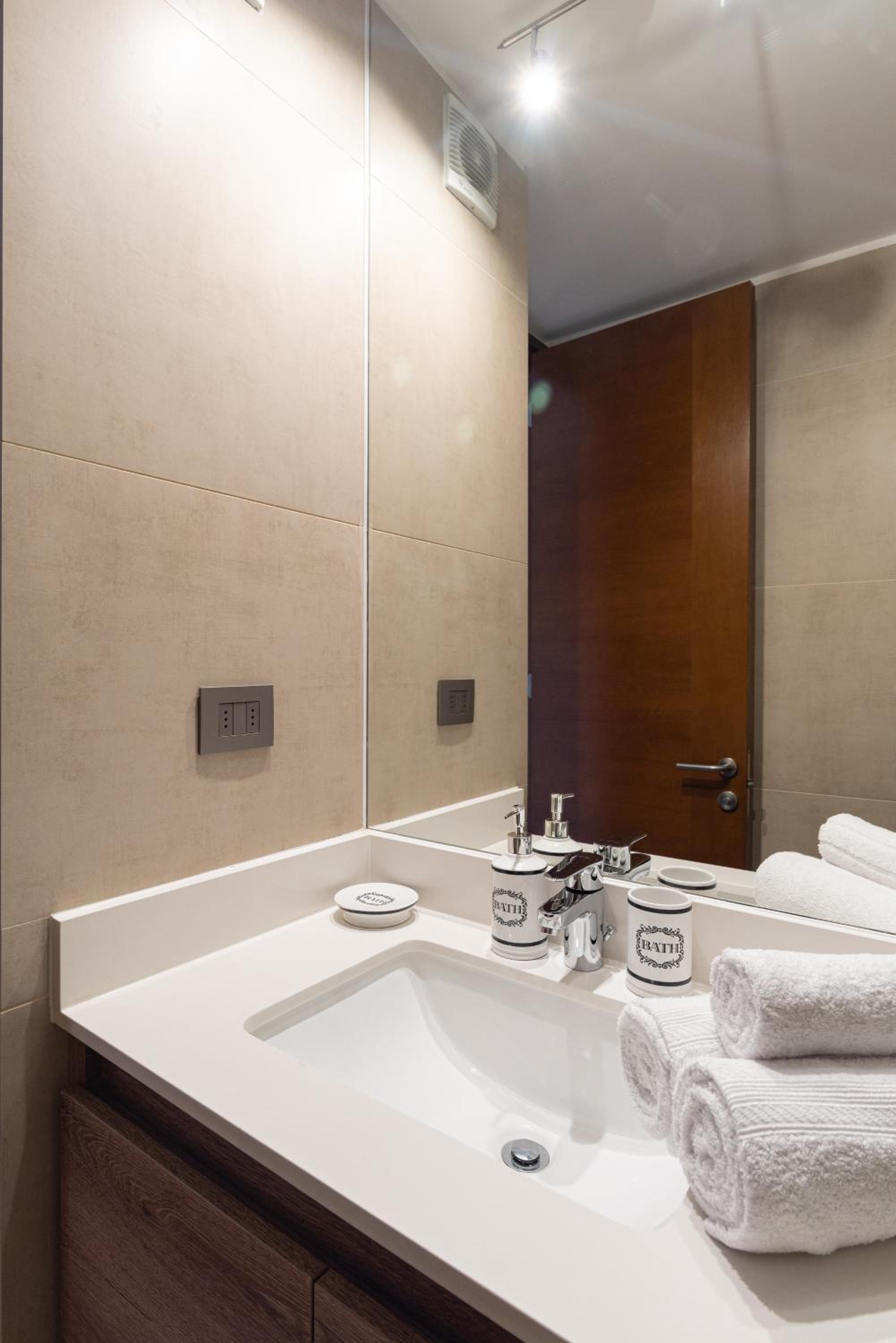 Uptown Luxe - Studio, Parking, Wifi, Pool & Metro