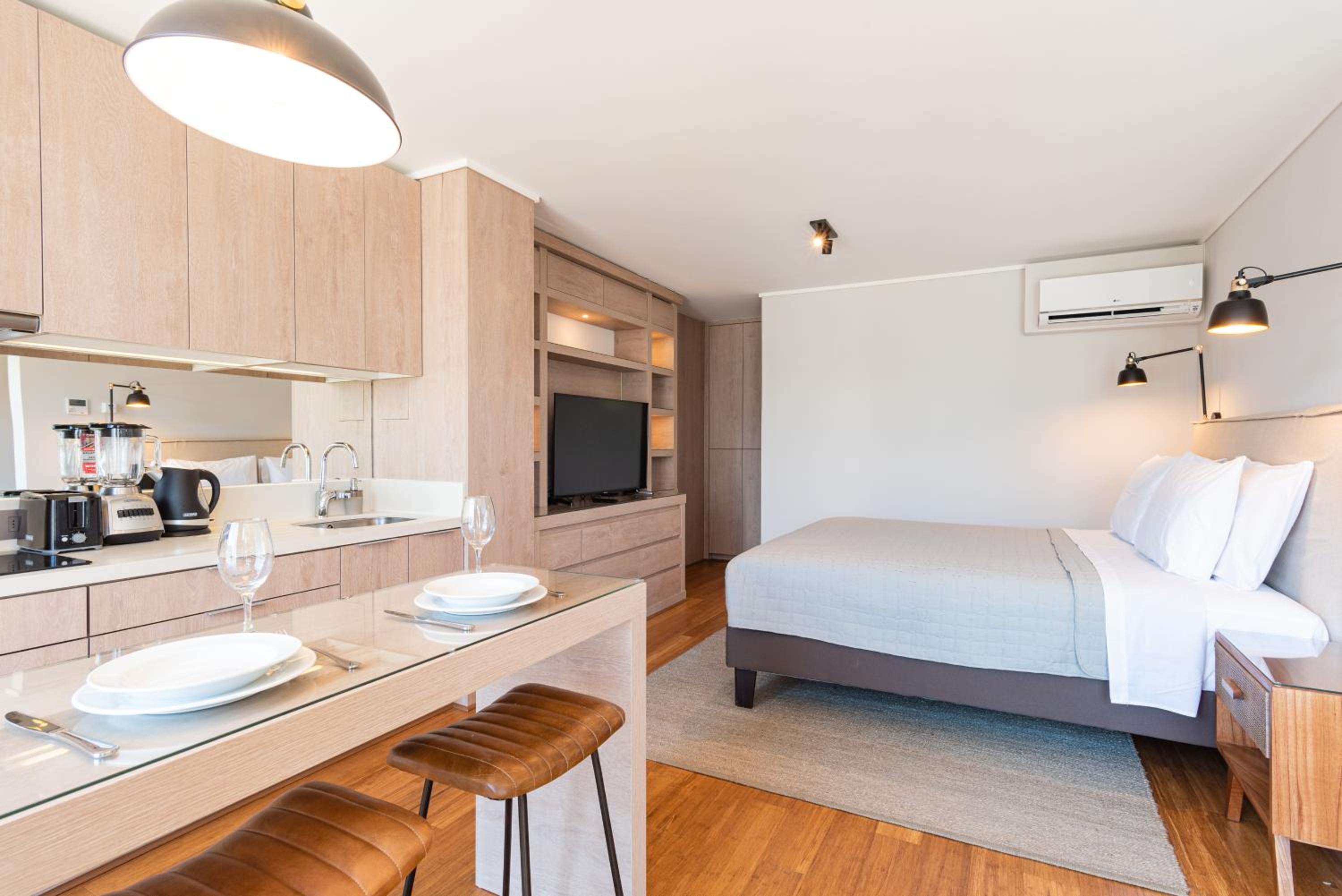Uptown Luxe - Studio, Parking, Wifi, Pool & Metro