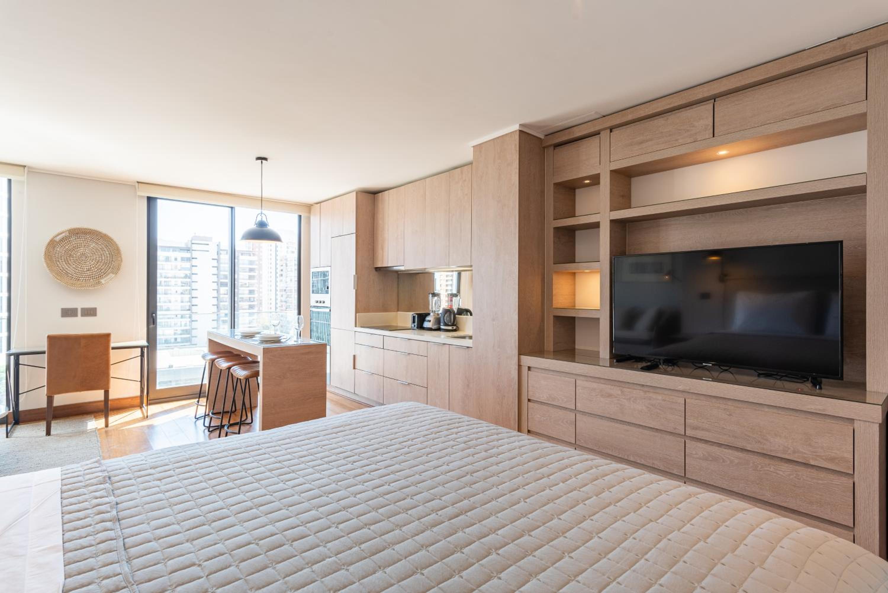 Uptown Luxe - Studio, Parking, Wifi, Pool & Metro