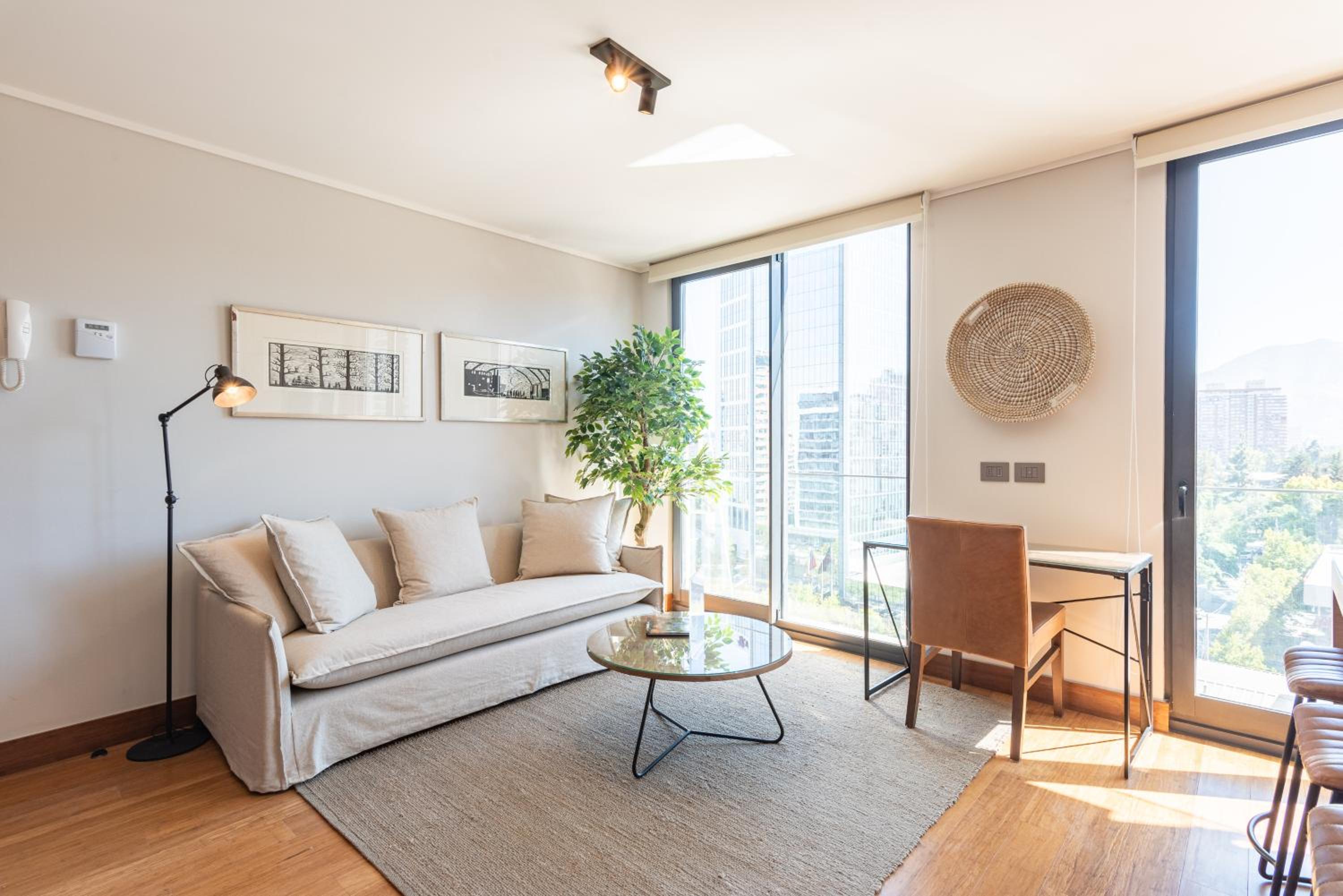 Uptown Luxe - Studio, Parking, Wifi, Pool & Metro