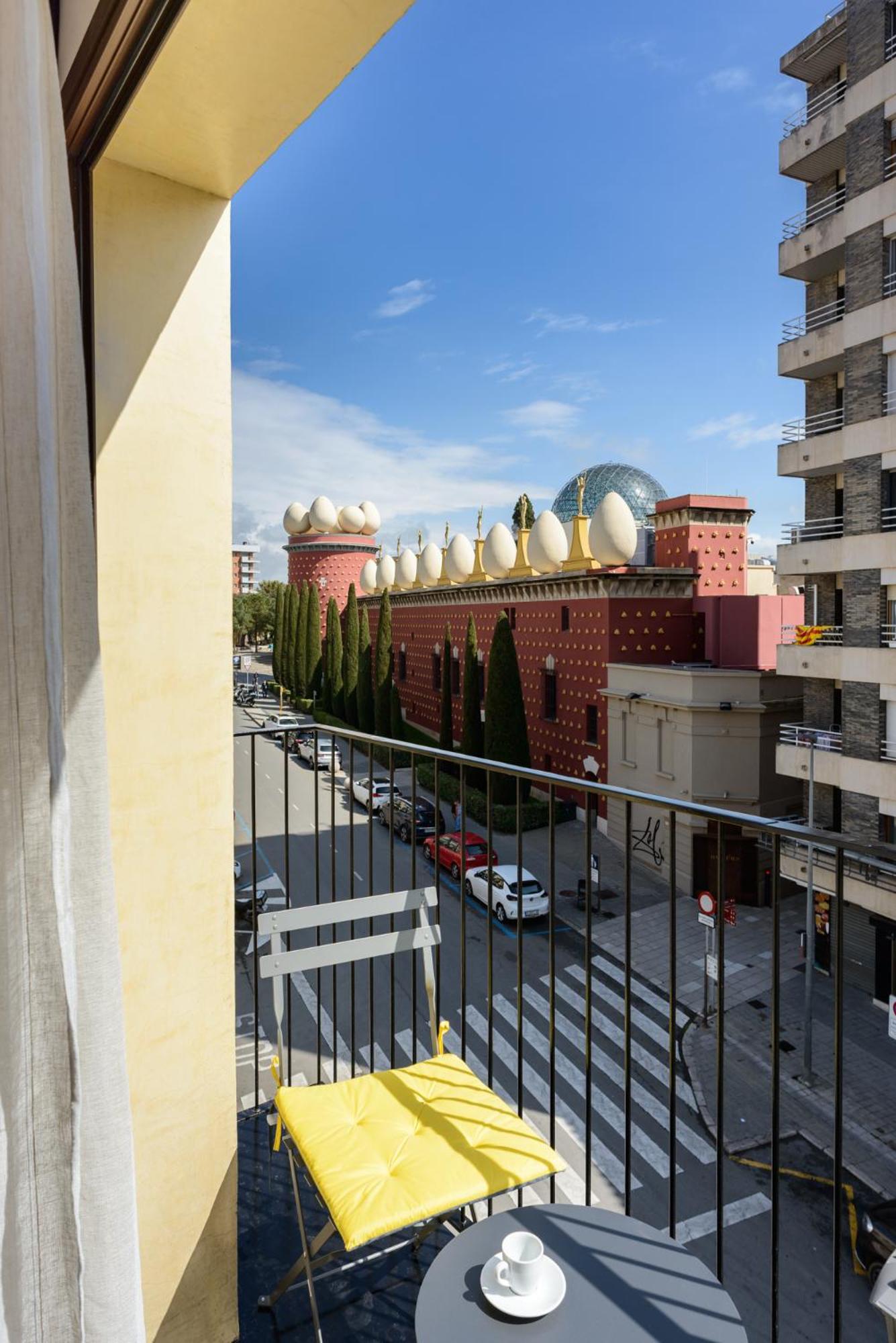 Apartamentos enfrente del Museo Dalí view 3