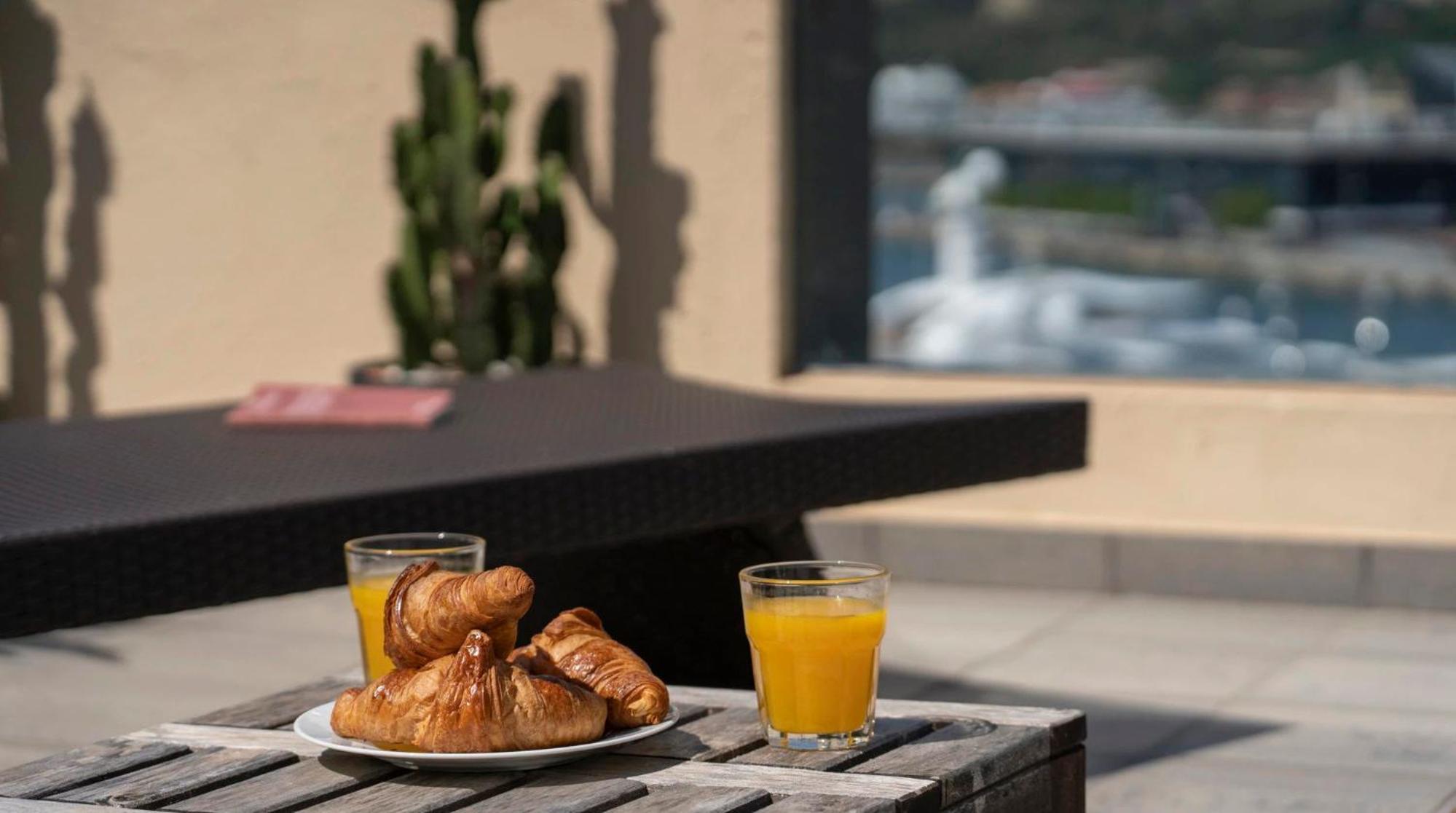 31 Nights Plus Luxury Aircon Beach Apartment Barcelona with Incredible Views photo 5