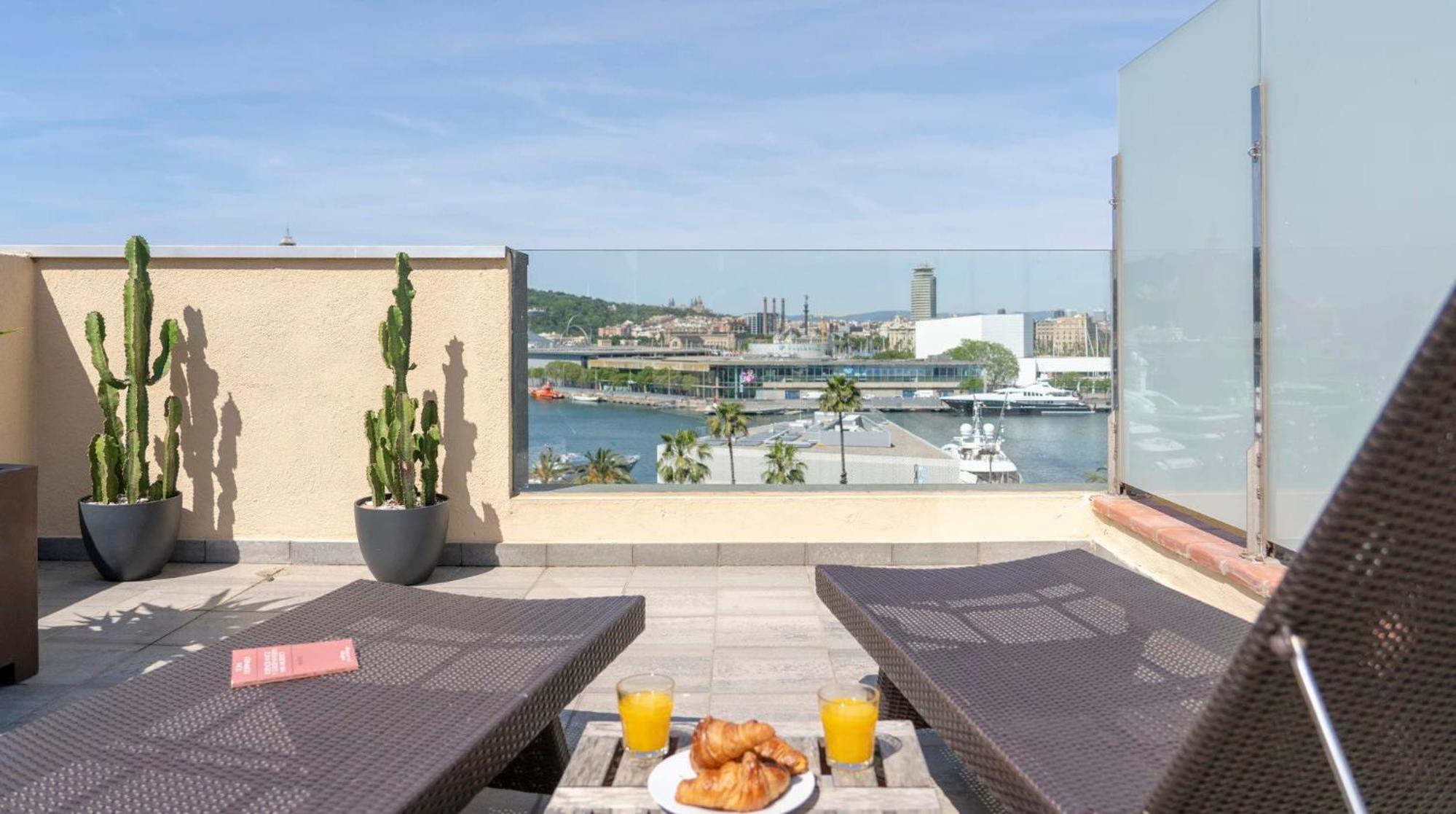 31 Nights Plus Luxury Aircon Beach Apartment Barcelona with Incredible Views photo 4