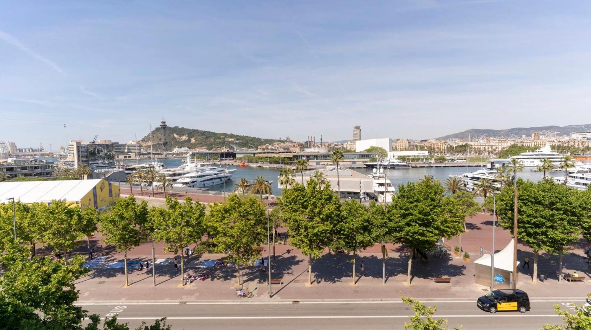 31 Nights Plus Luxury Aircon Beach Apartment Barcelona with Incredible Views photo 3