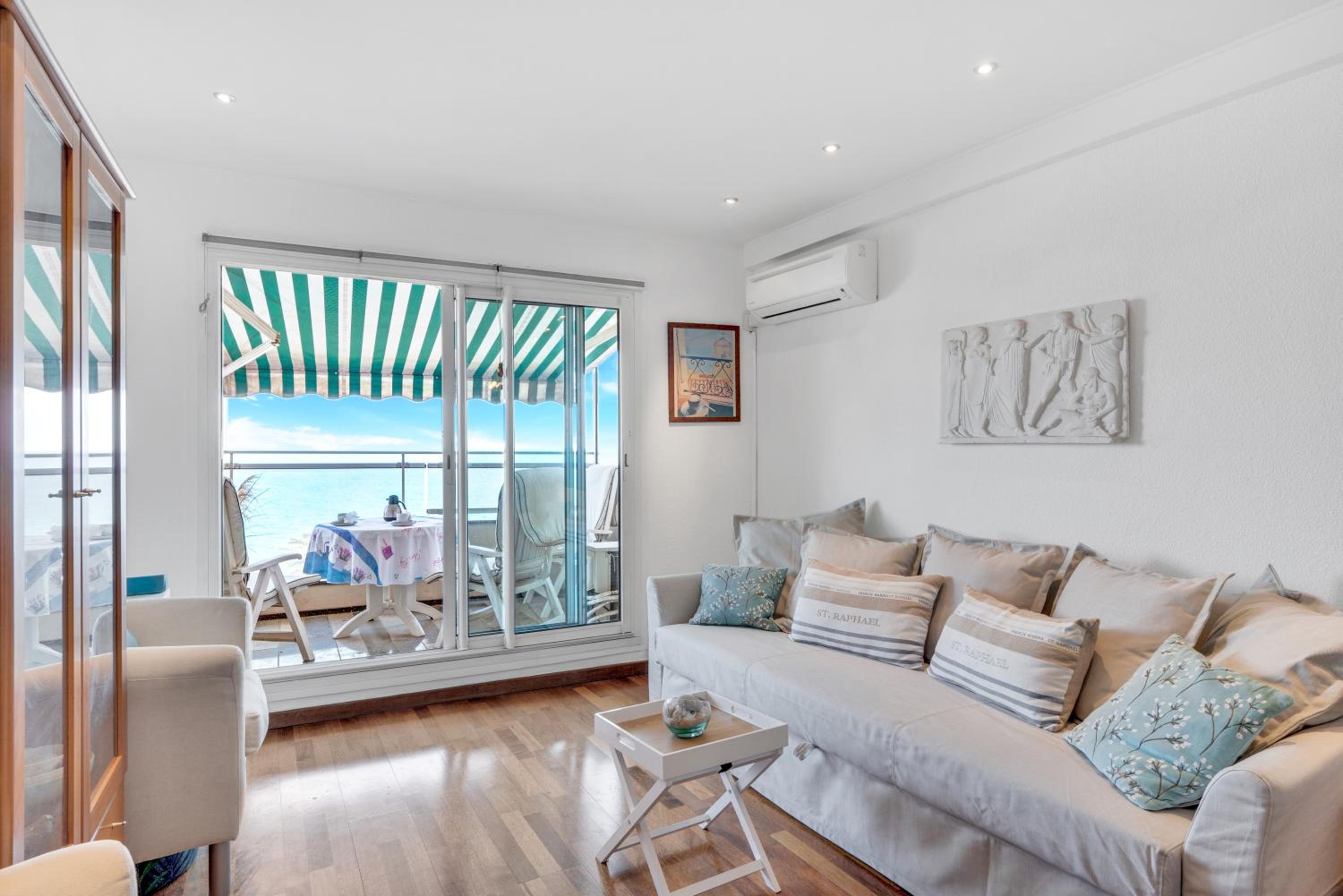 La Prom - a two bedroom apartment with a sea view photo 1