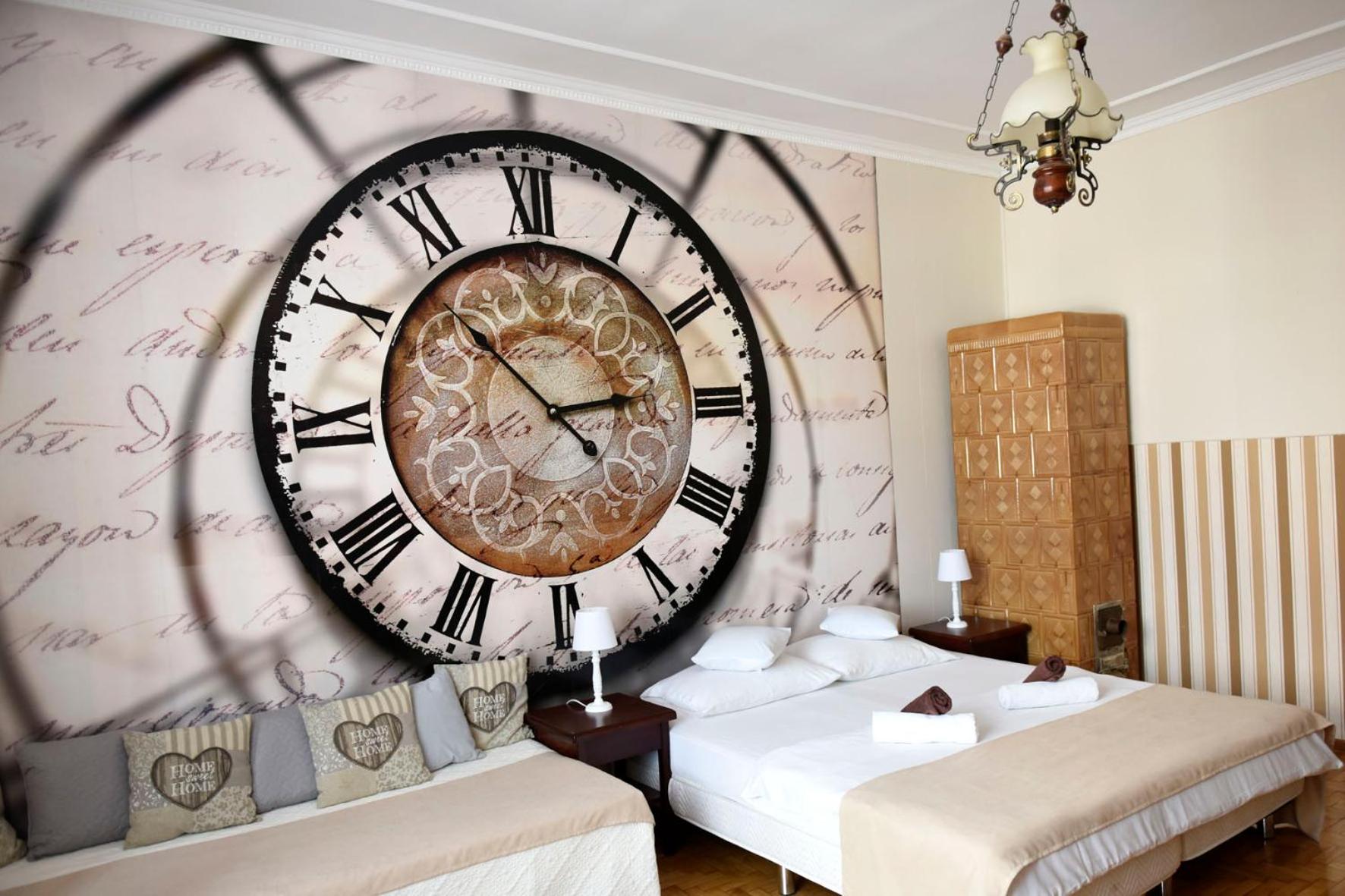 Apartament City, Clock
