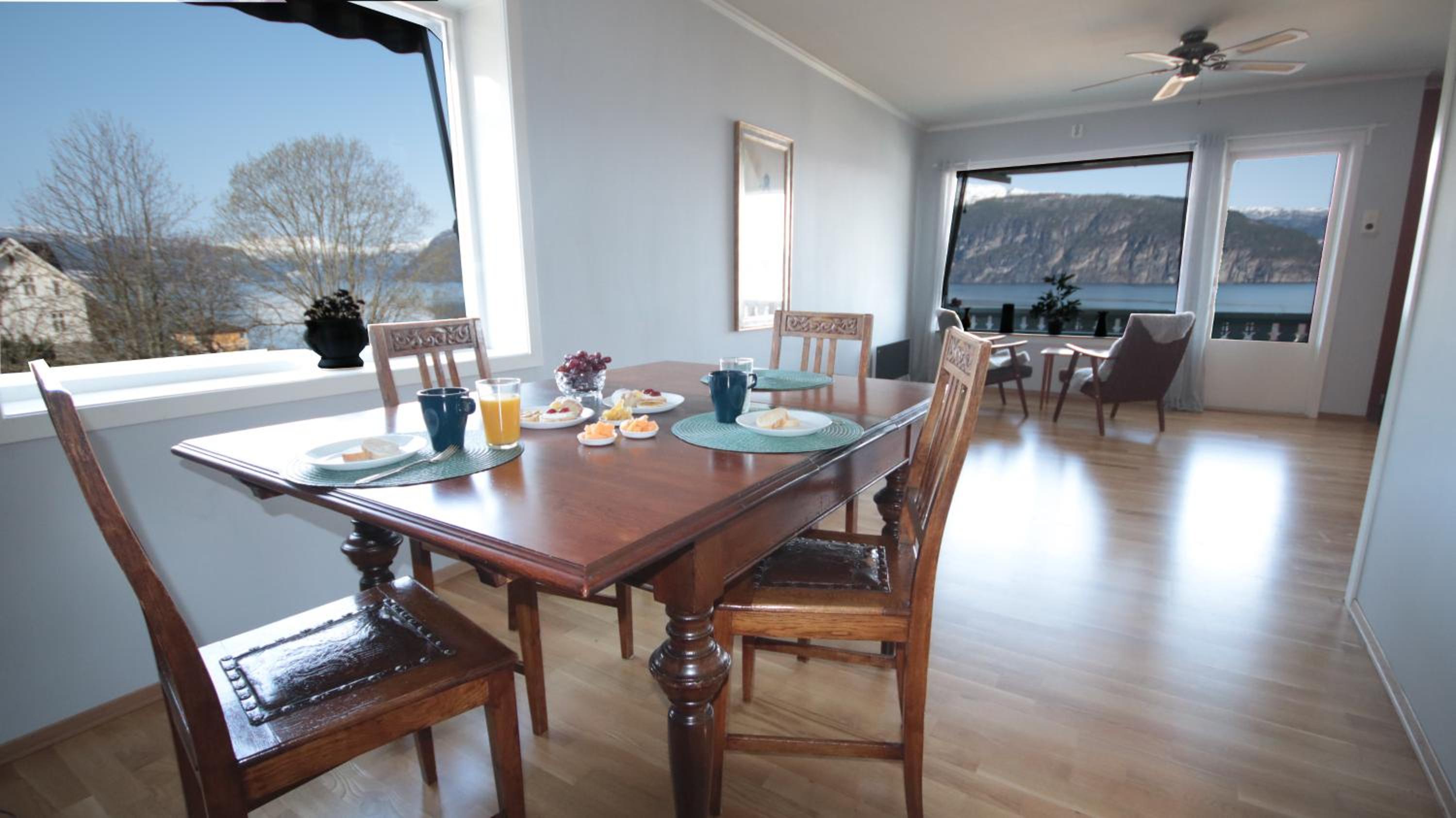 Hotel Feriehus ved fjorden i idylliske Utvik i Stryn - Image 1