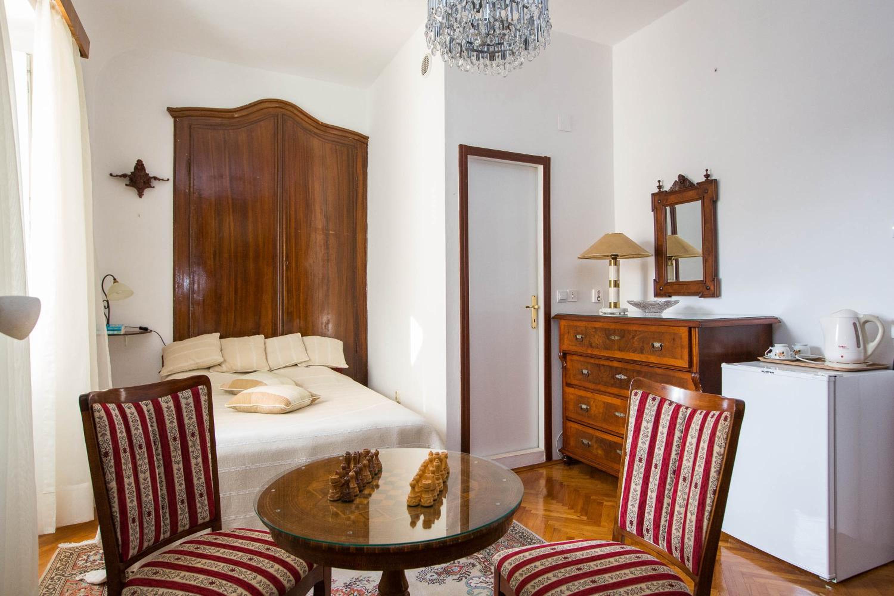 Room Mirella