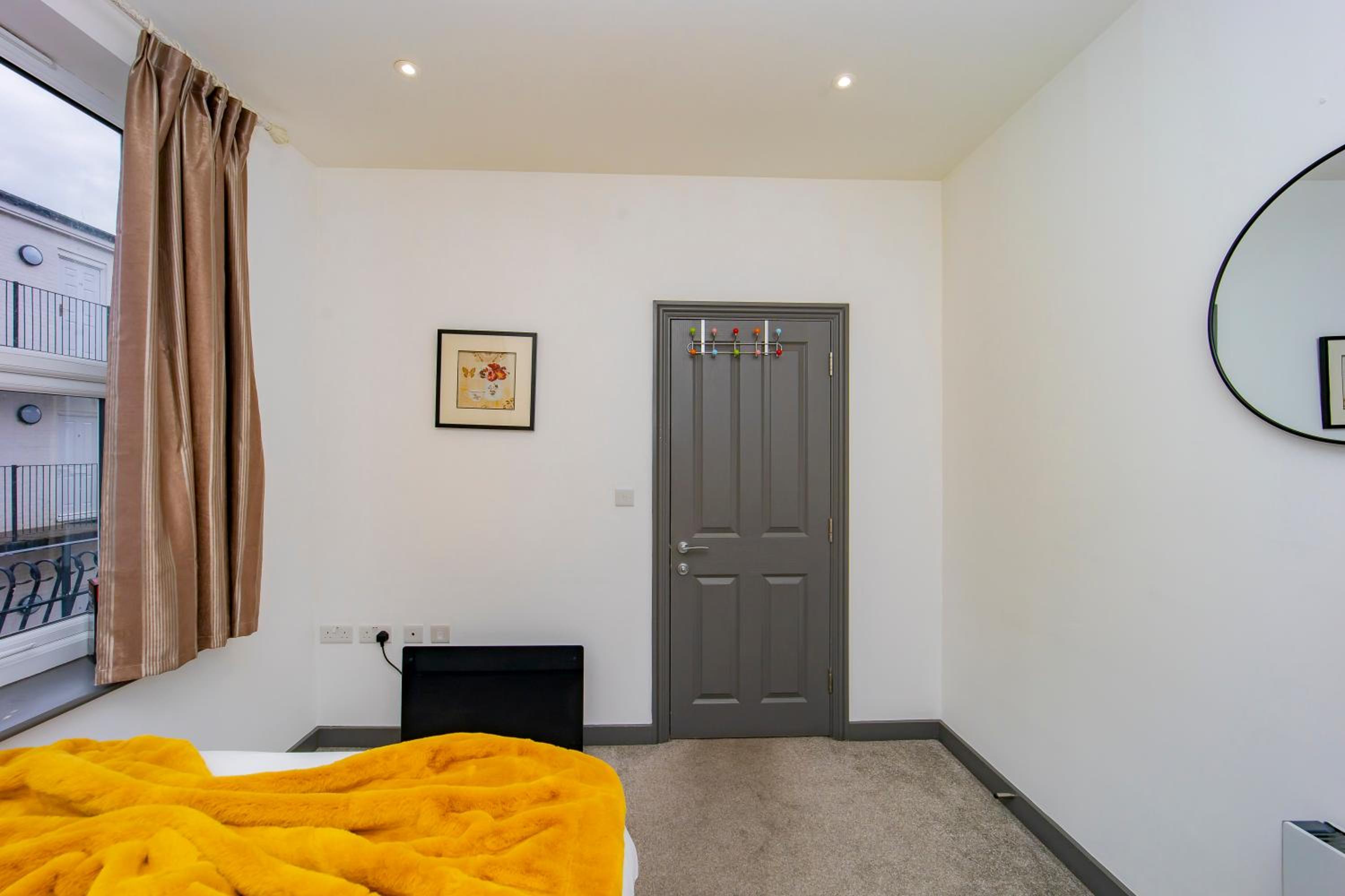 Modern 3 bed flat in quiet BRIGHTON location OM18