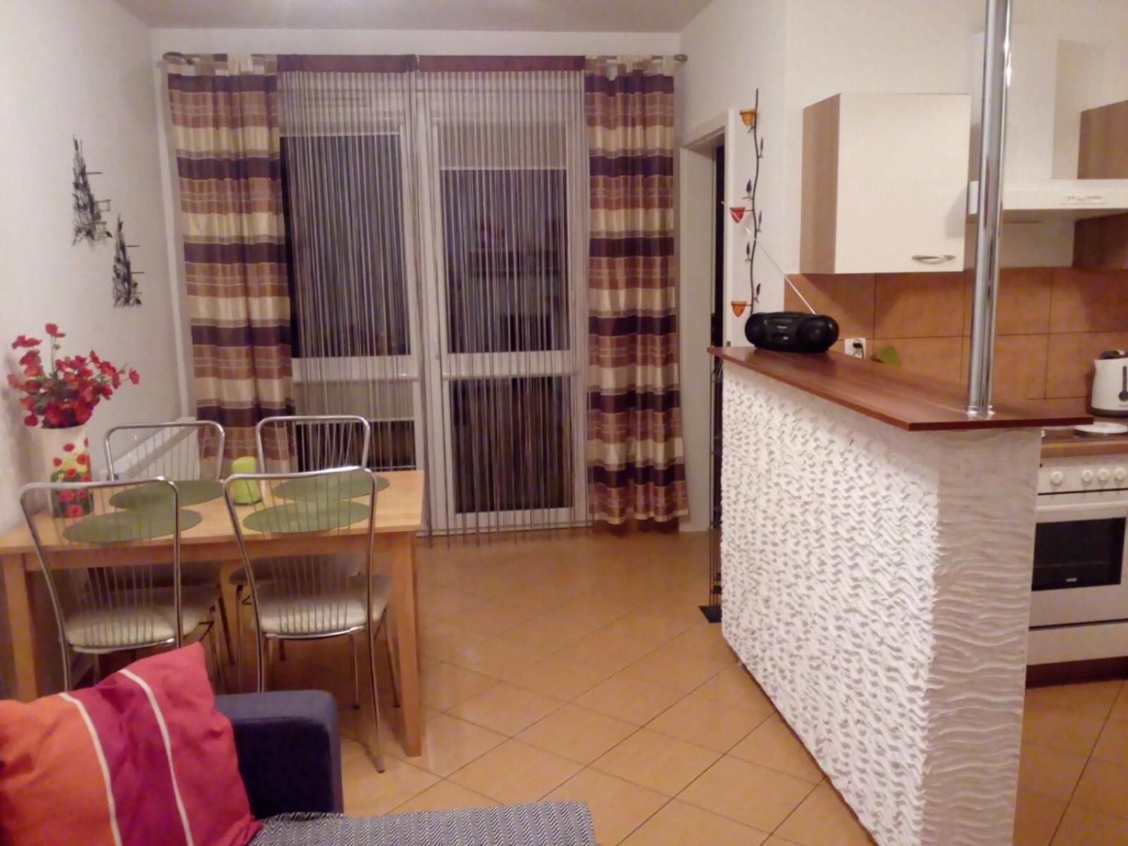 Apartament TOSIA mieści się w pobliżu Plaży Zachodniej 450 m. Do dyspozycji jest też mały ogródek z miejscem na wypicie porannej kawy. Na osiedlu sąsiadują view 3