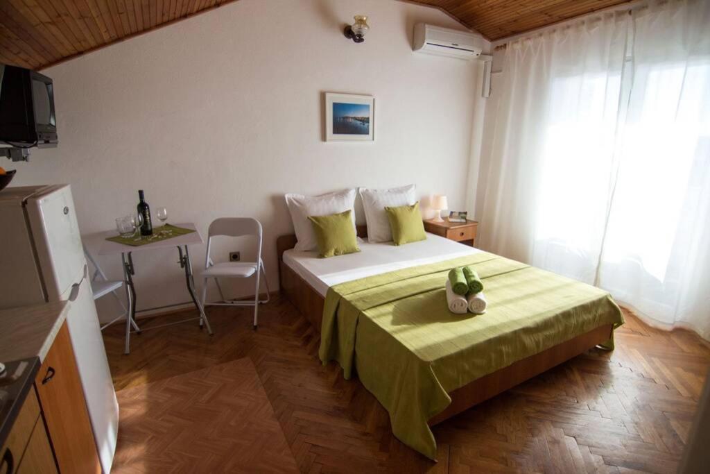 SEA VIEW STUDIO with kitchen, balcony& aircon