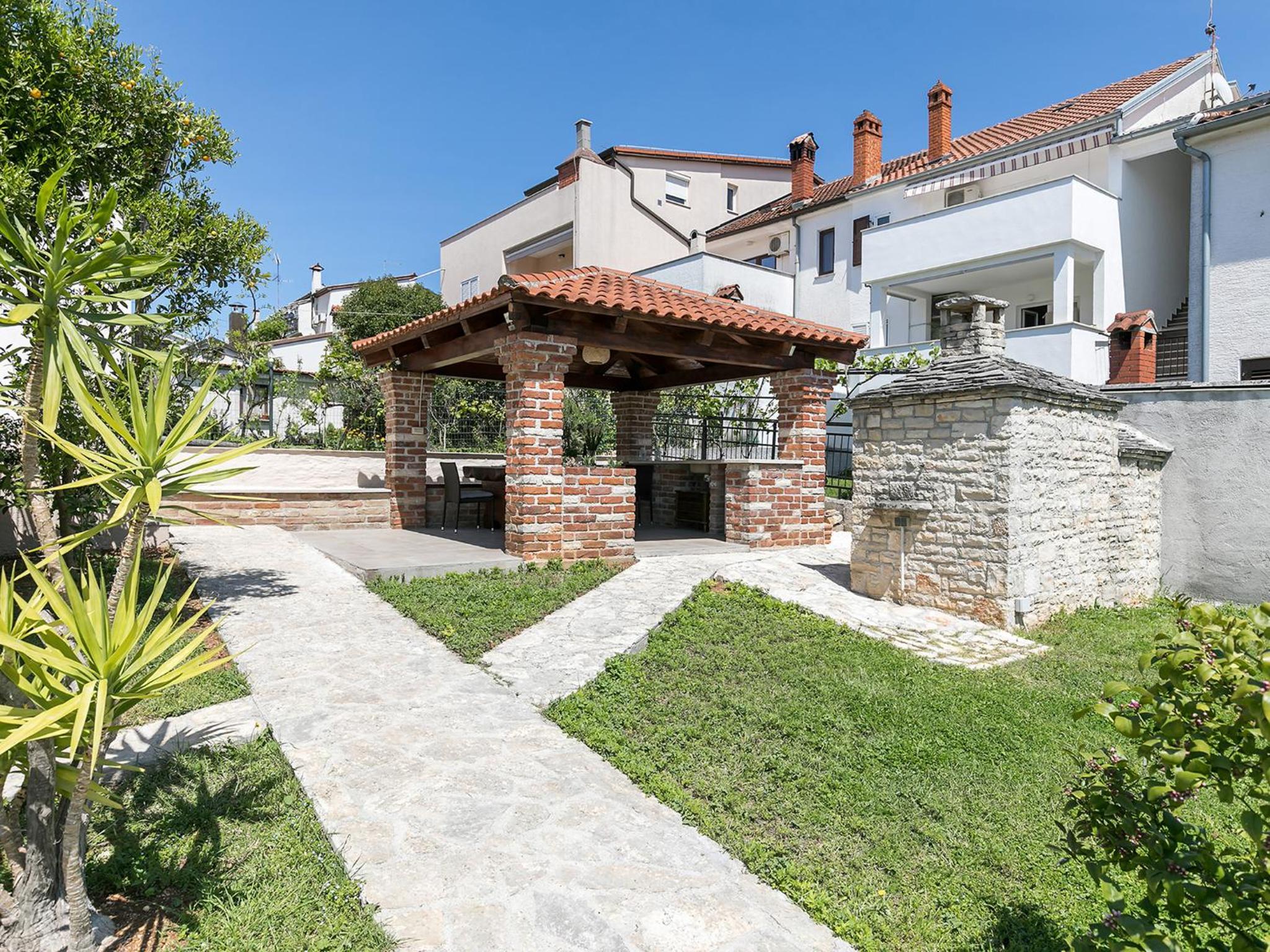 City Center Apartment with private garden and BBQ view 3