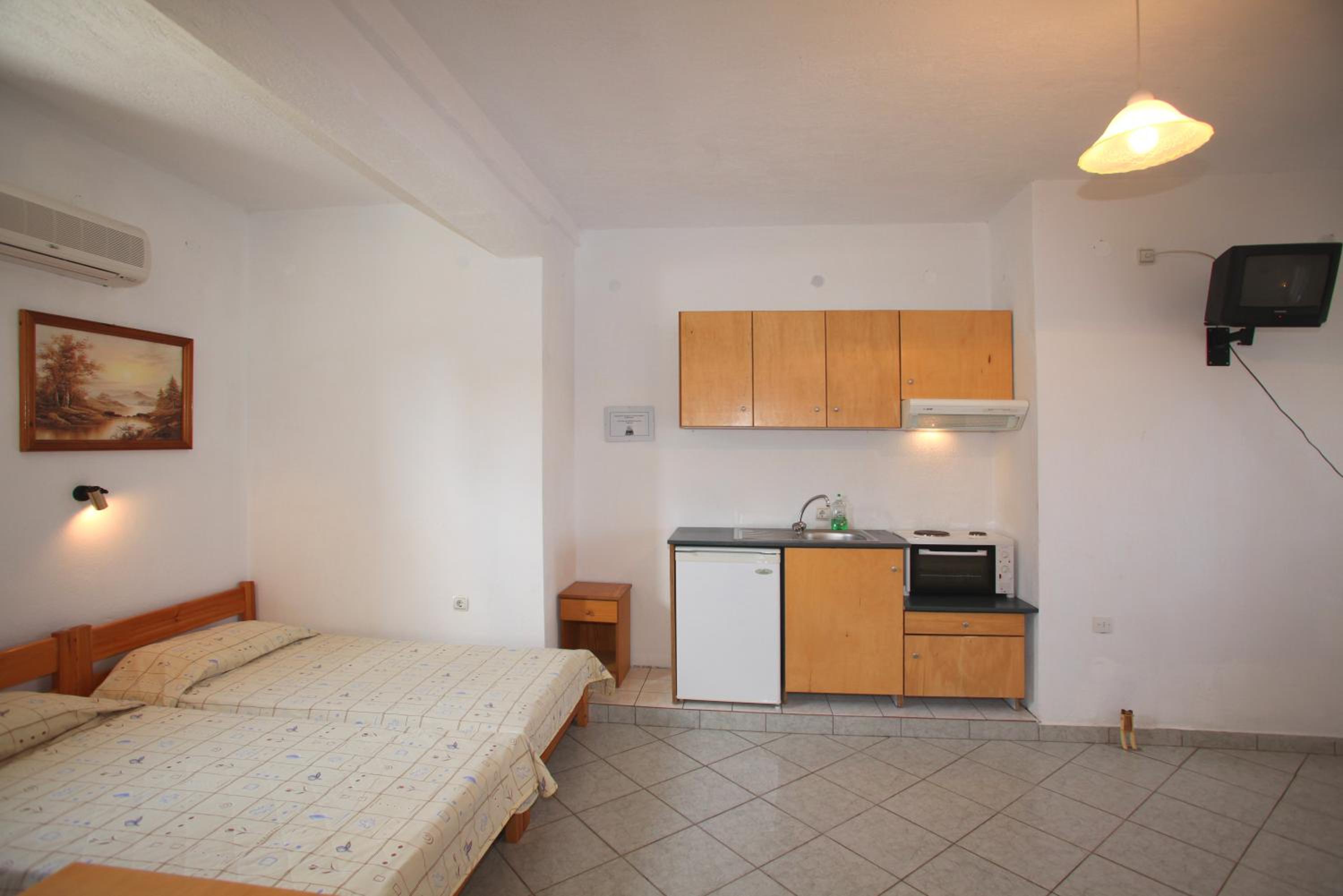 Alexandros Rooms & Studios
