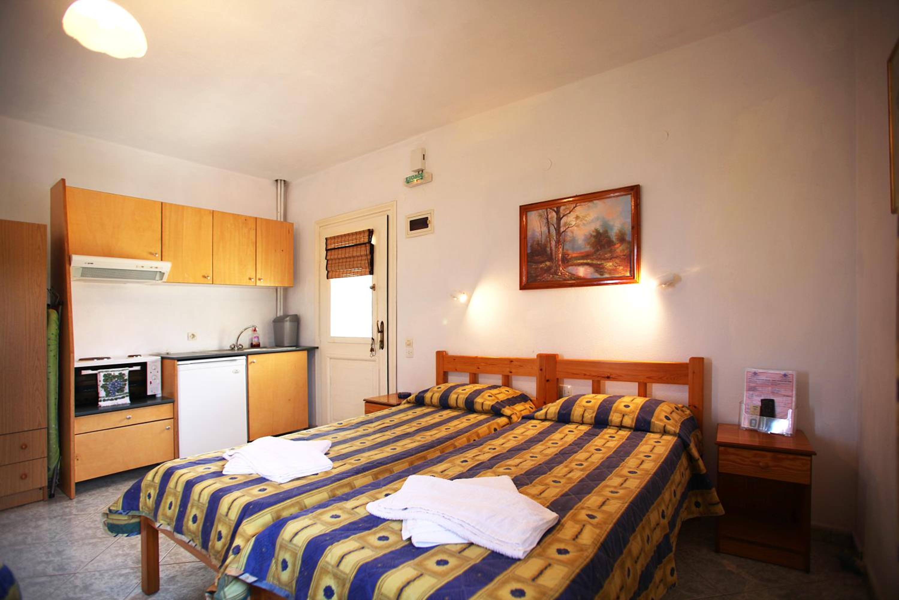 Alexandros Rooms & Studios
