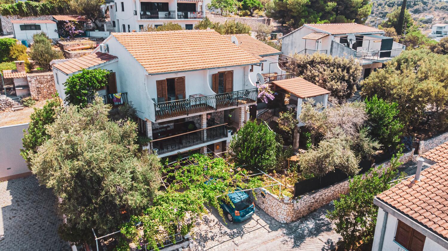 Fully renovated one bedroom apartment with a terrace - C view 4