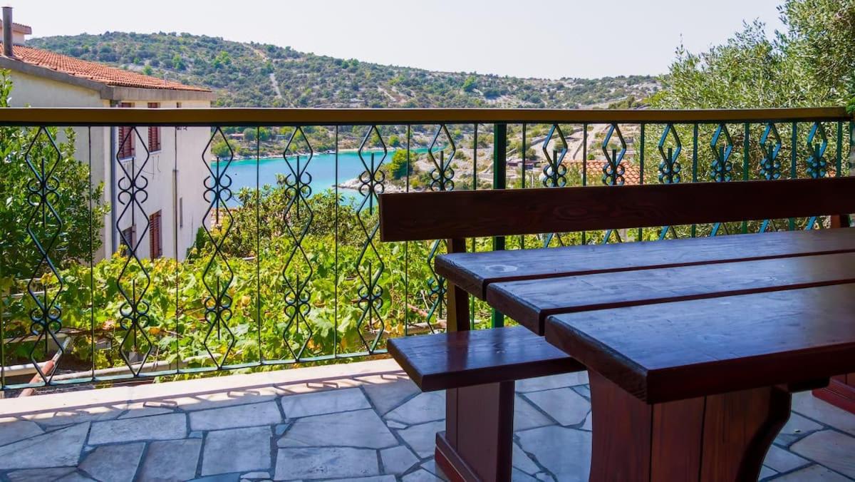 Fully renovated one bedroom apartment with a terrace - C view 2
