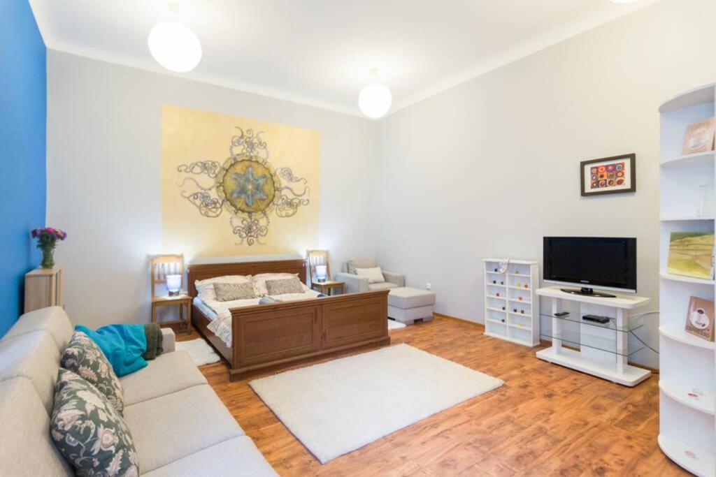 The quiet blue home in the city center! view 3