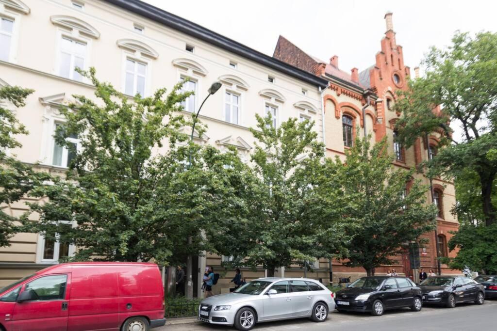The quiet blue home in the city center! view 4