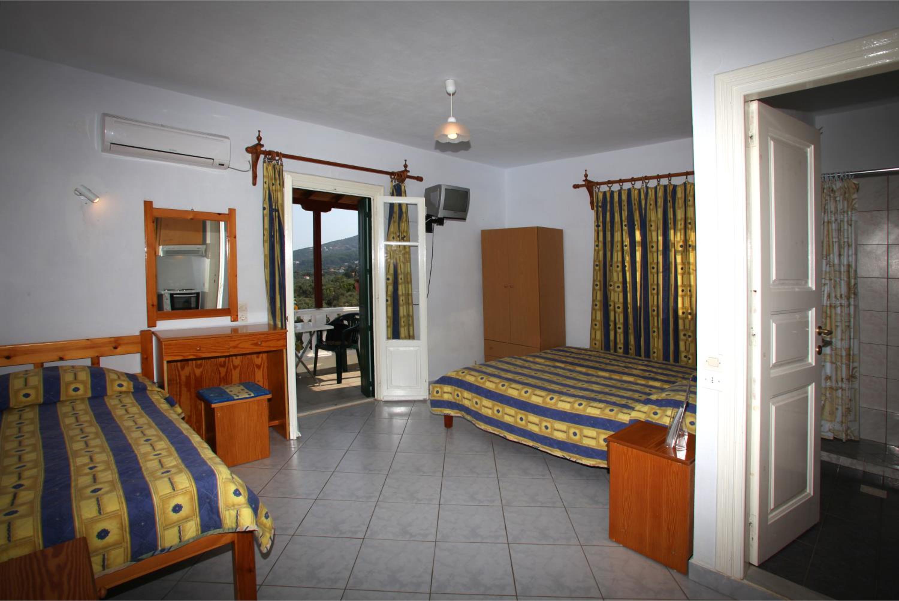 Alexandros Rooms & Studios