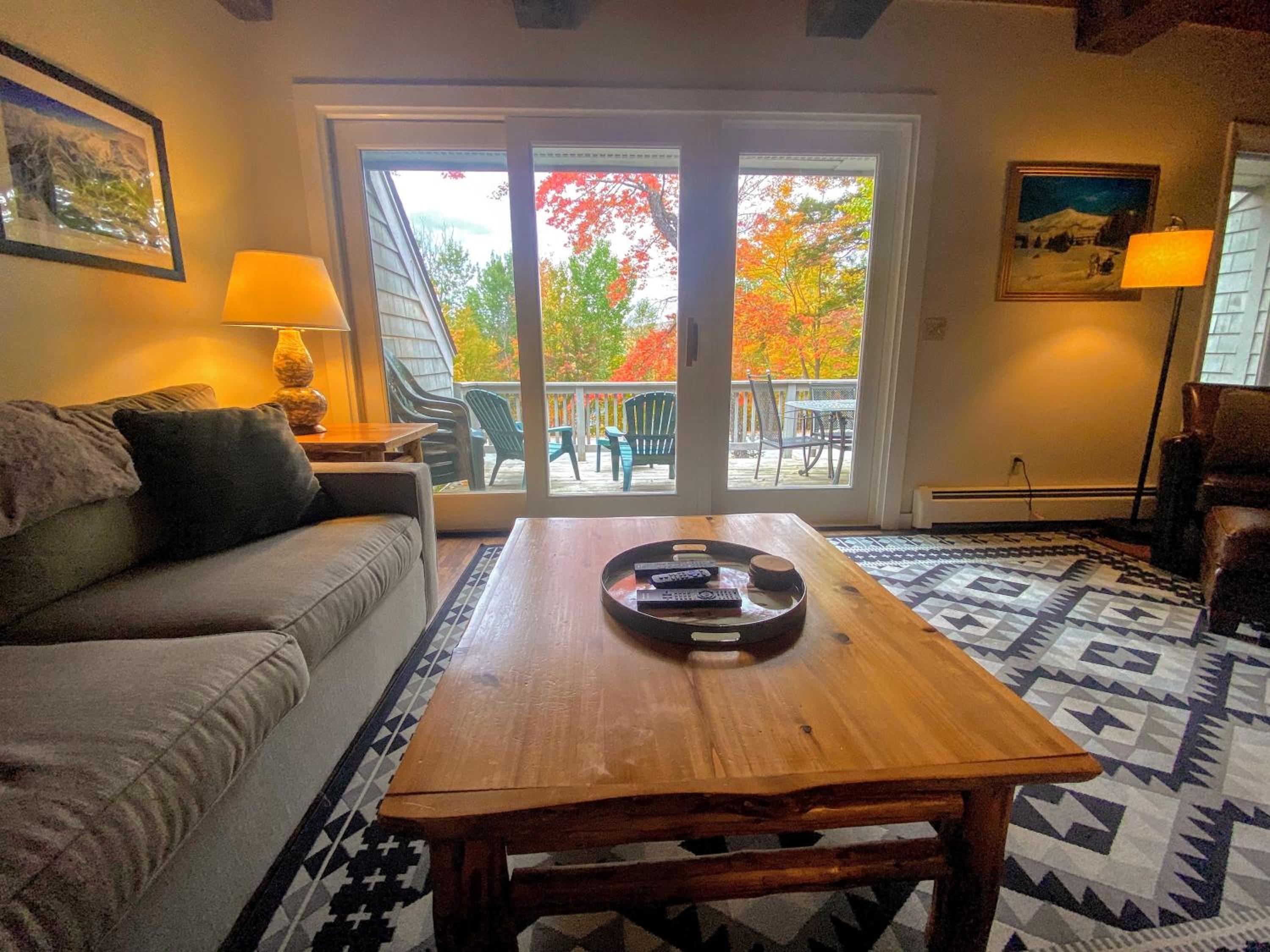 R6 Upscale rustic Bretton Woods condo in unbeatable SKI-IN SKI-OUT location Fireplace fast WiFi