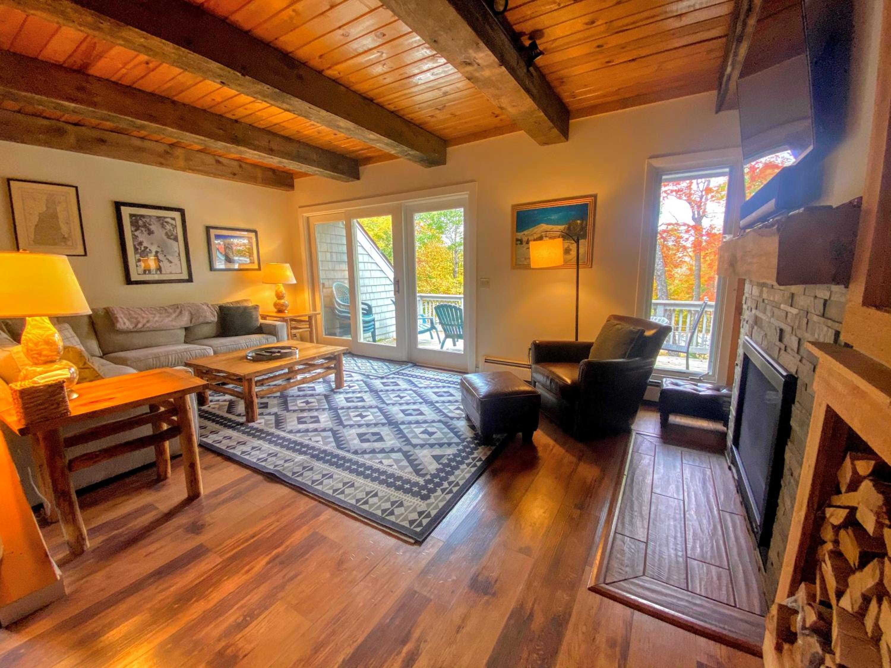 R6 Upscale rustic Bretton Woods condo in unbeatable SKI-IN SKI-OUT location Fireplace fast WiFi