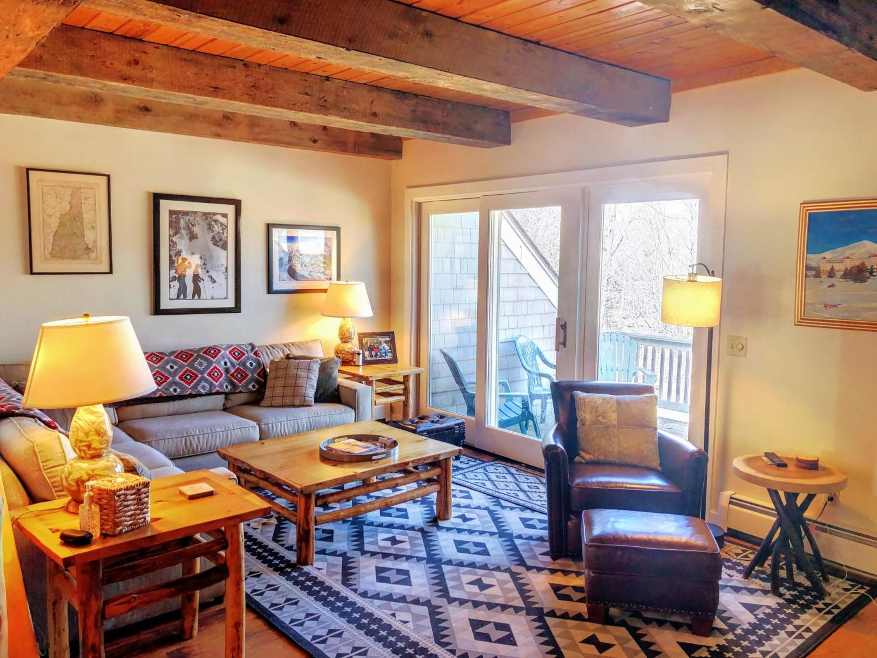 R6 Upscale rustic Bretton Woods condo in unbeatable SKI-IN SKI-OUT location Fireplace fast WiFi