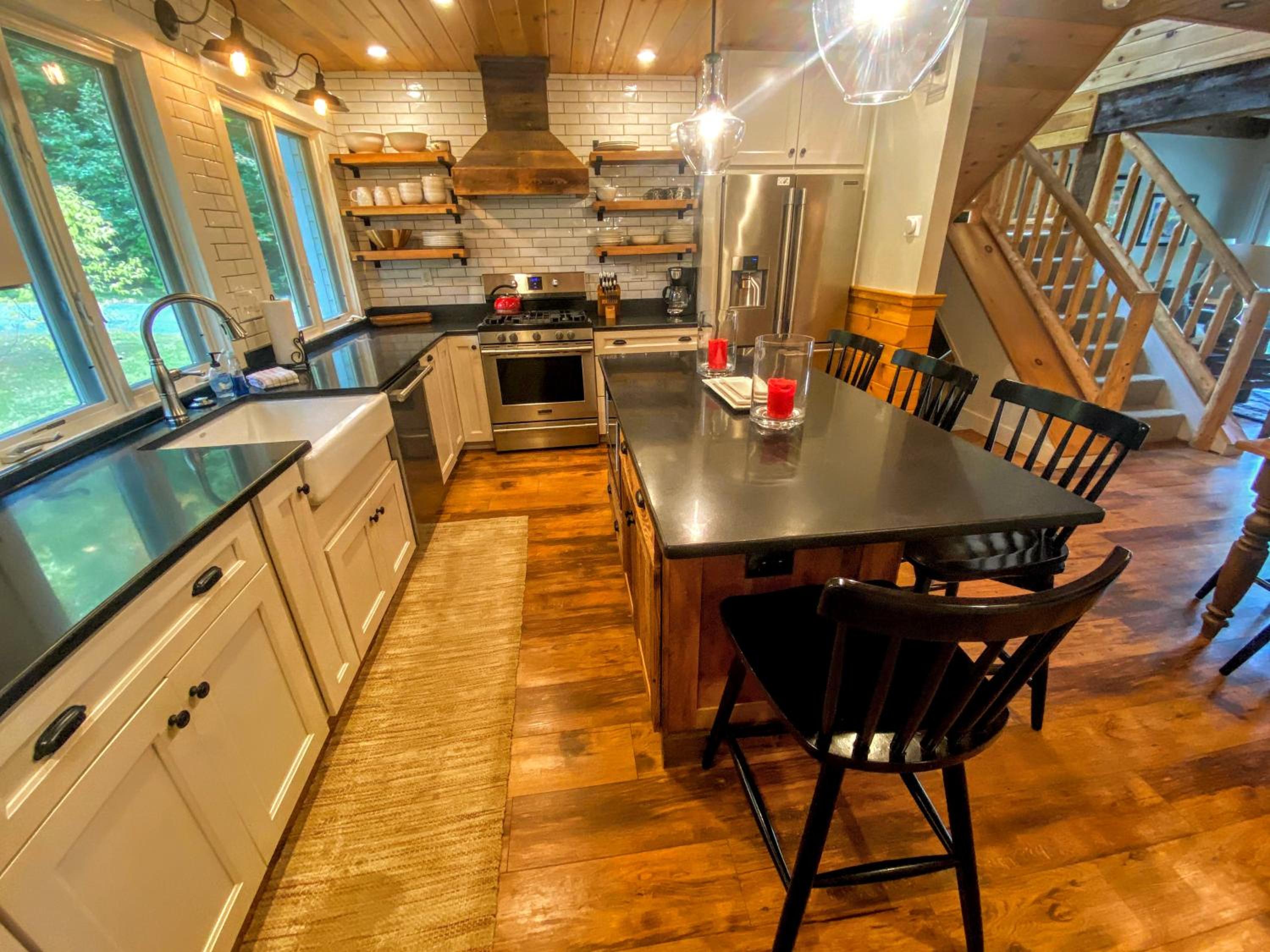 R6 Upscale rustic Bretton Woods condo in unbeatable SKI-IN SKI-OUT location Fireplace fast WiFi