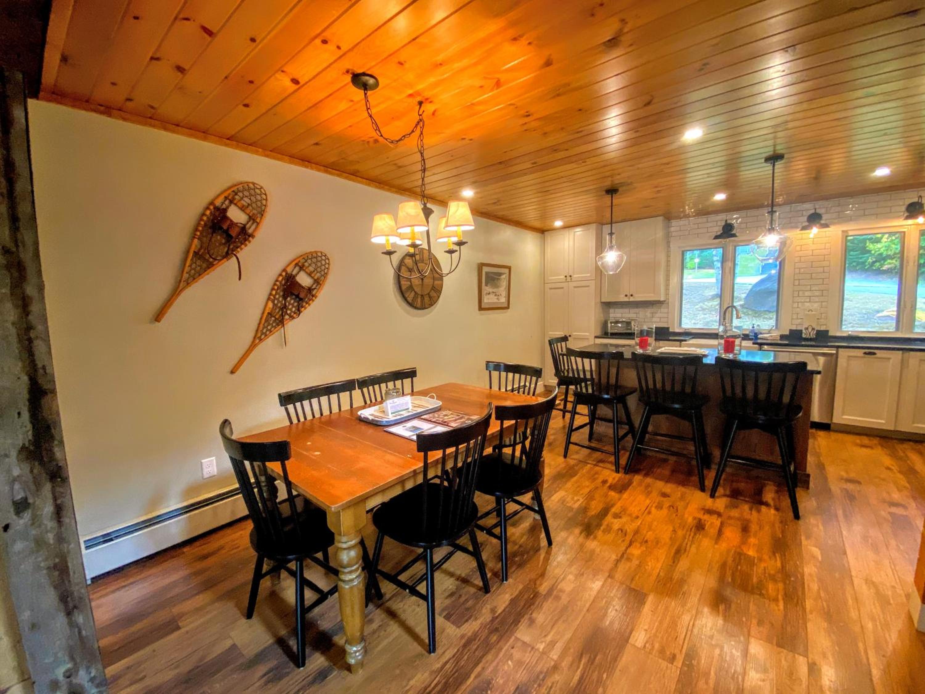 R6 Upscale rustic Bretton Woods condo in unbeatable SKI-IN SKI-OUT location Fireplace fast WiFi