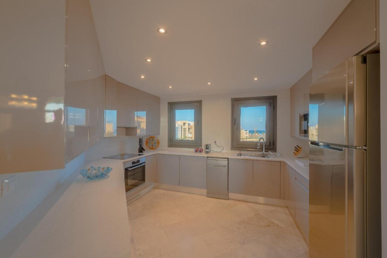 Heated Jacuzzi 2BR Apartment on Yacht view