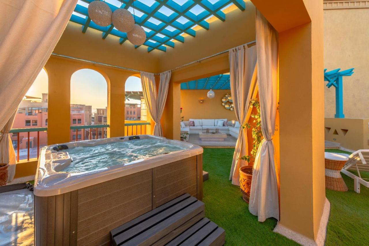 Heated Jacuzzi 2BR Apartment on Yacht view