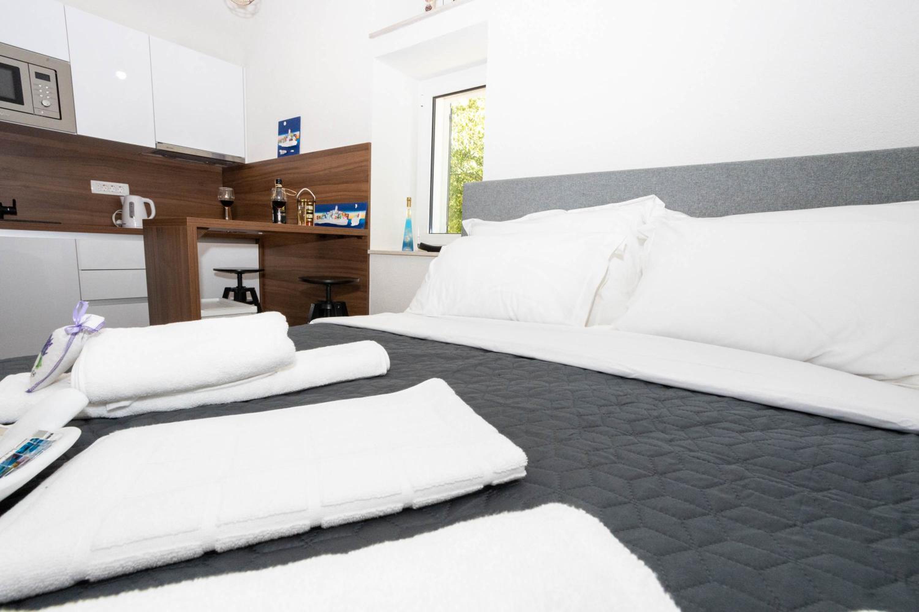 APARTMENT LORY- BRAND NEW ,ON SEA PROMENADE,BEACHFRONT,GARAGE,WiFi,TERRACE OVERLOOKING SEA
