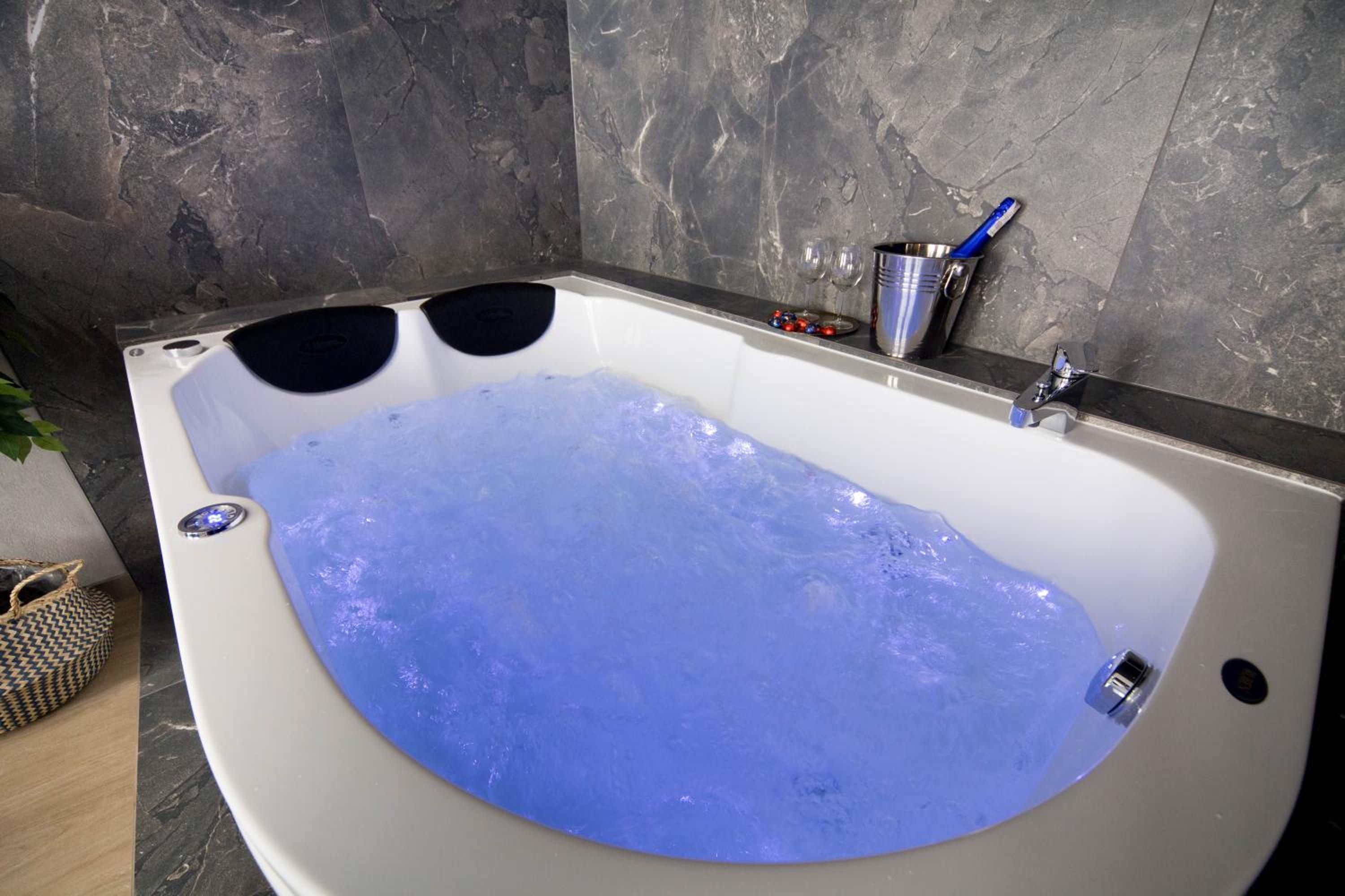 Jacuzzi Apartment Main Square view 5