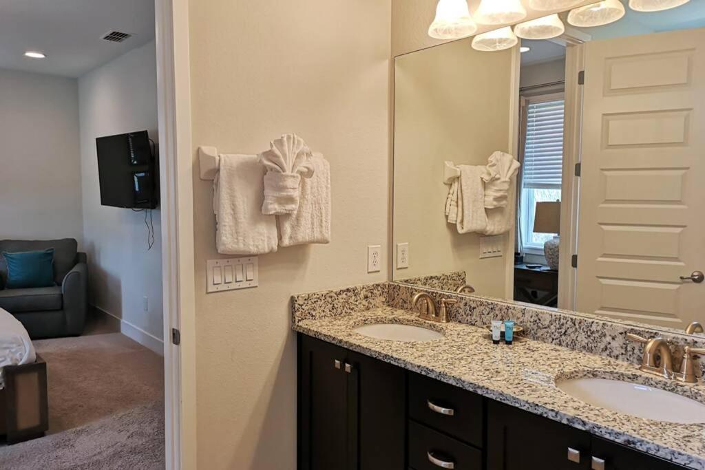 Luxurious Modern Villa near Disney with Theater, Pool and Spa in Encore Resort at Reunion